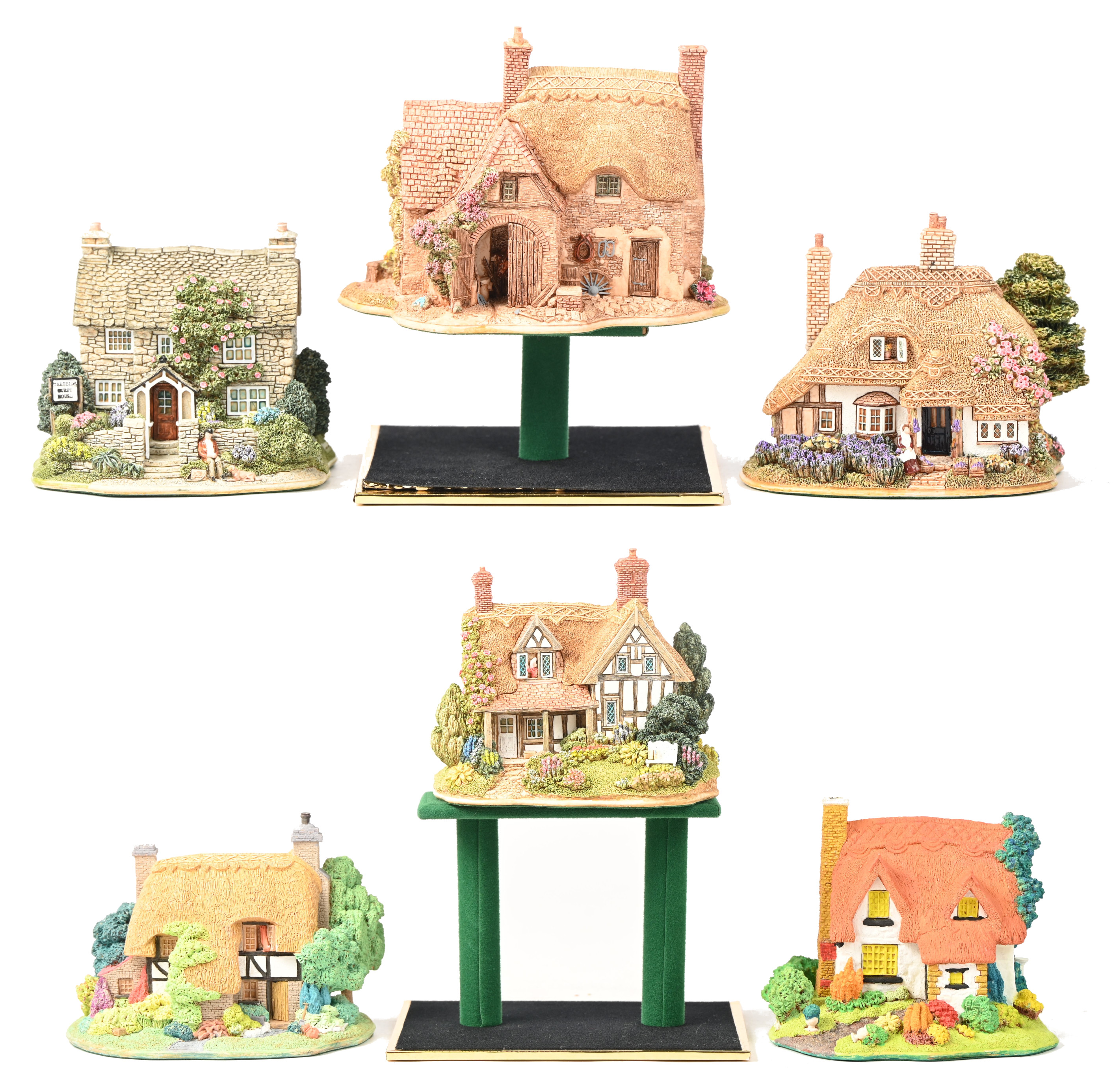 Zes ‘Lilliput Lane’ huisjes. In OVP, de meeste met attest. ‘Tarnside’, ‘Golden Memories’, ‘Little Birch’, ‘Blue Boar’, ‘Lavender Lane’ & ‘The Warren’ Zes ‘Lilliput Lane’ huisjes. In OVP, de meeste met attest. ‘Tarnside’, ‘Golden Memories’, ‘Little Birch’, ‘Blue Boar’, ‘Lavender Lane’ & ‘The Warren’.