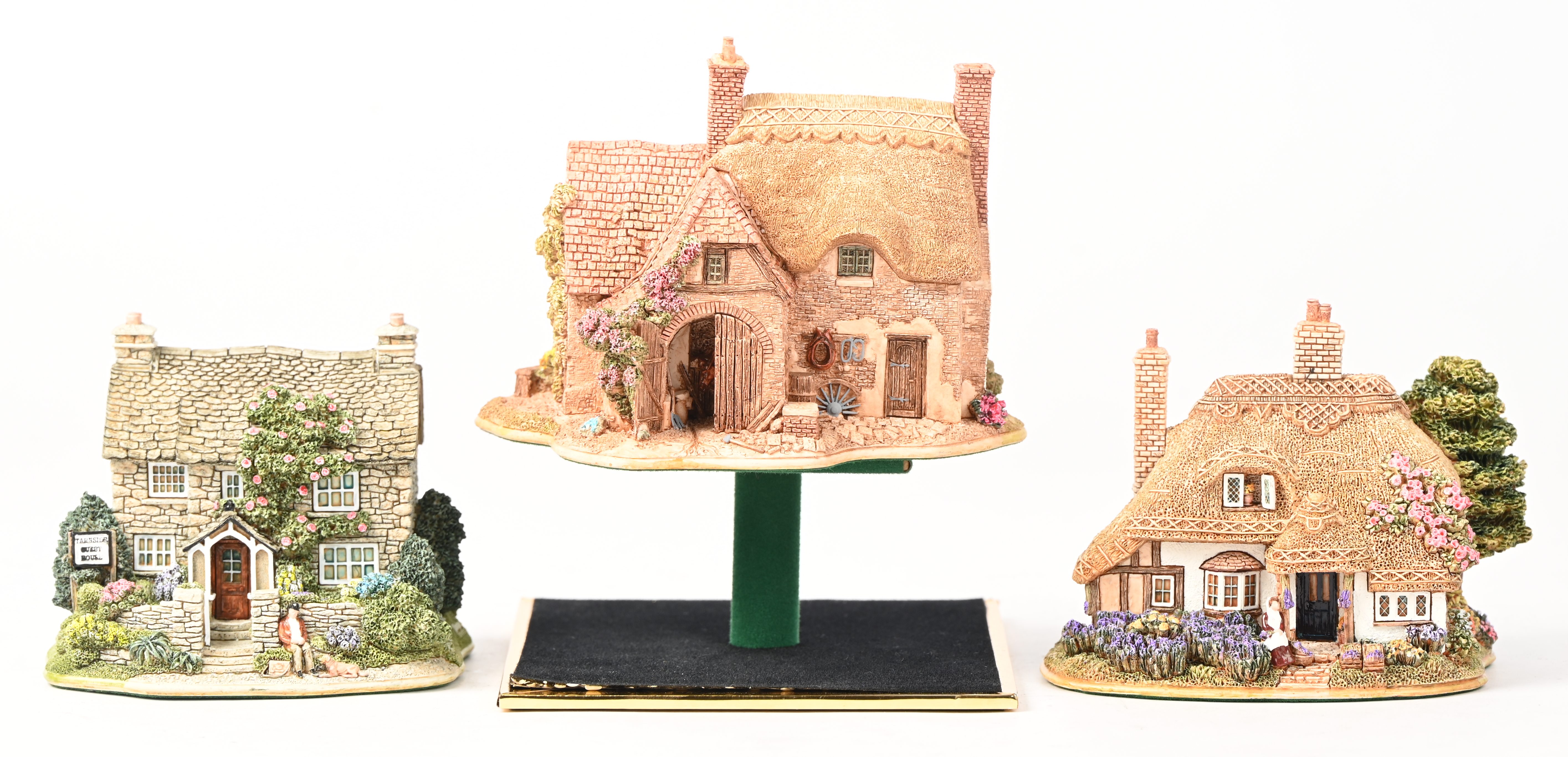 Zes ‘Lilliput Lane’ huisjes. In OVP, de meeste met attest. ‘Tarnside’, ‘Golden Memories’, ‘Little Birch’, ‘Blue Boar’, ‘Lavender Lane’ & ‘The Warren’ Zes ‘Lilliput Lane’ huisjes. In OVP, de meeste met attest. ‘Tarnside’, ‘Golden Memories’, ‘Little Birch’, ‘Blue Boar’, ‘Lavender Lane’ & ‘The Warren’.