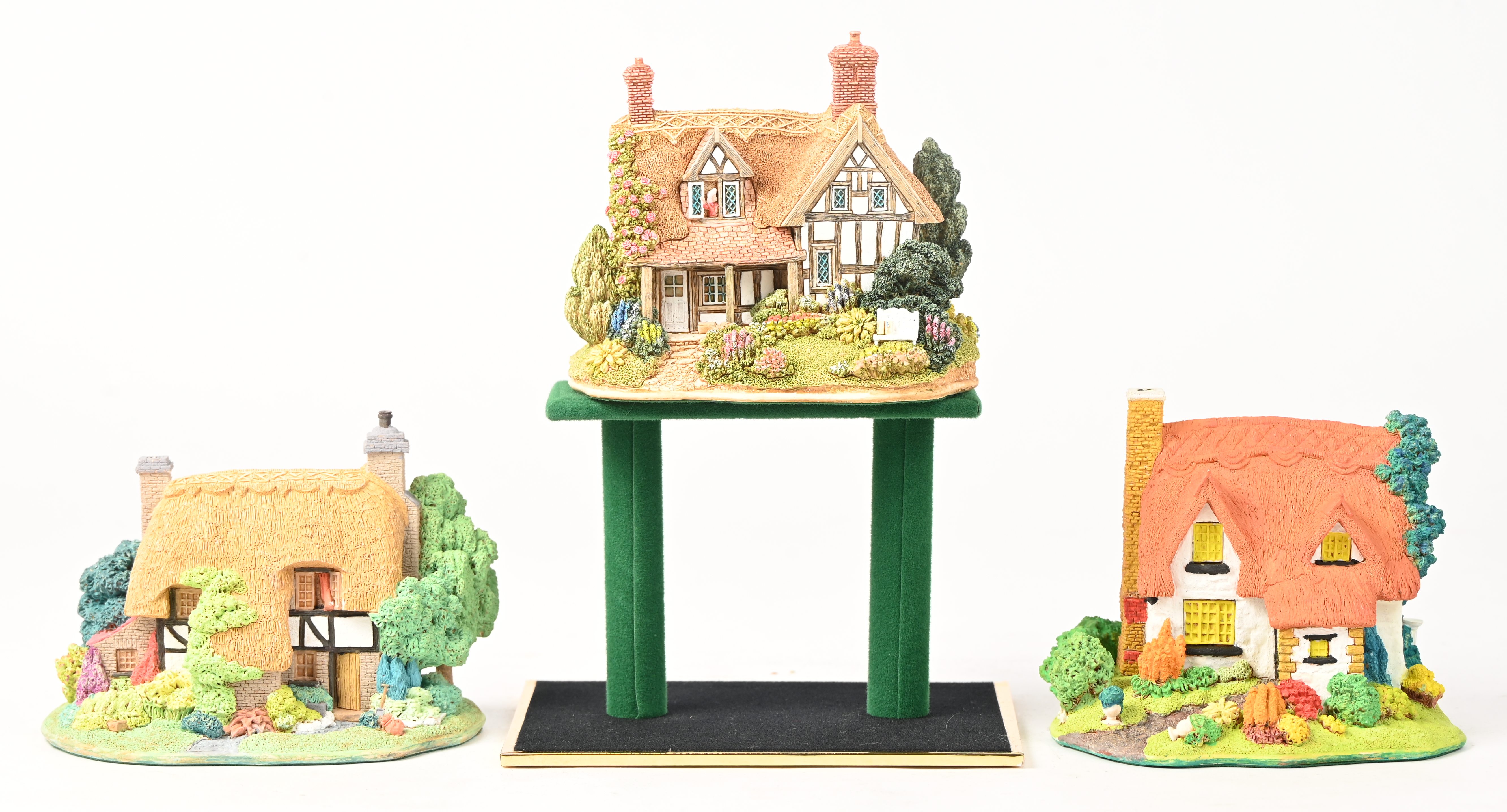 Zes ‘Lilliput Lane’ huisjes. In OVP, de meeste met attest. ‘Tarnside’, ‘Golden Memories’, ‘Little Birch’, ‘Blue Boar’, ‘Lavender Lane’ & ‘The Warren’ Zes ‘Lilliput Lane’ huisjes. In OVP, de meeste met attest. ‘Tarnside’, ‘Golden Memories’, ‘Little Birch’, ‘Blue Boar’, ‘Lavender Lane’ & ‘The Warren’.