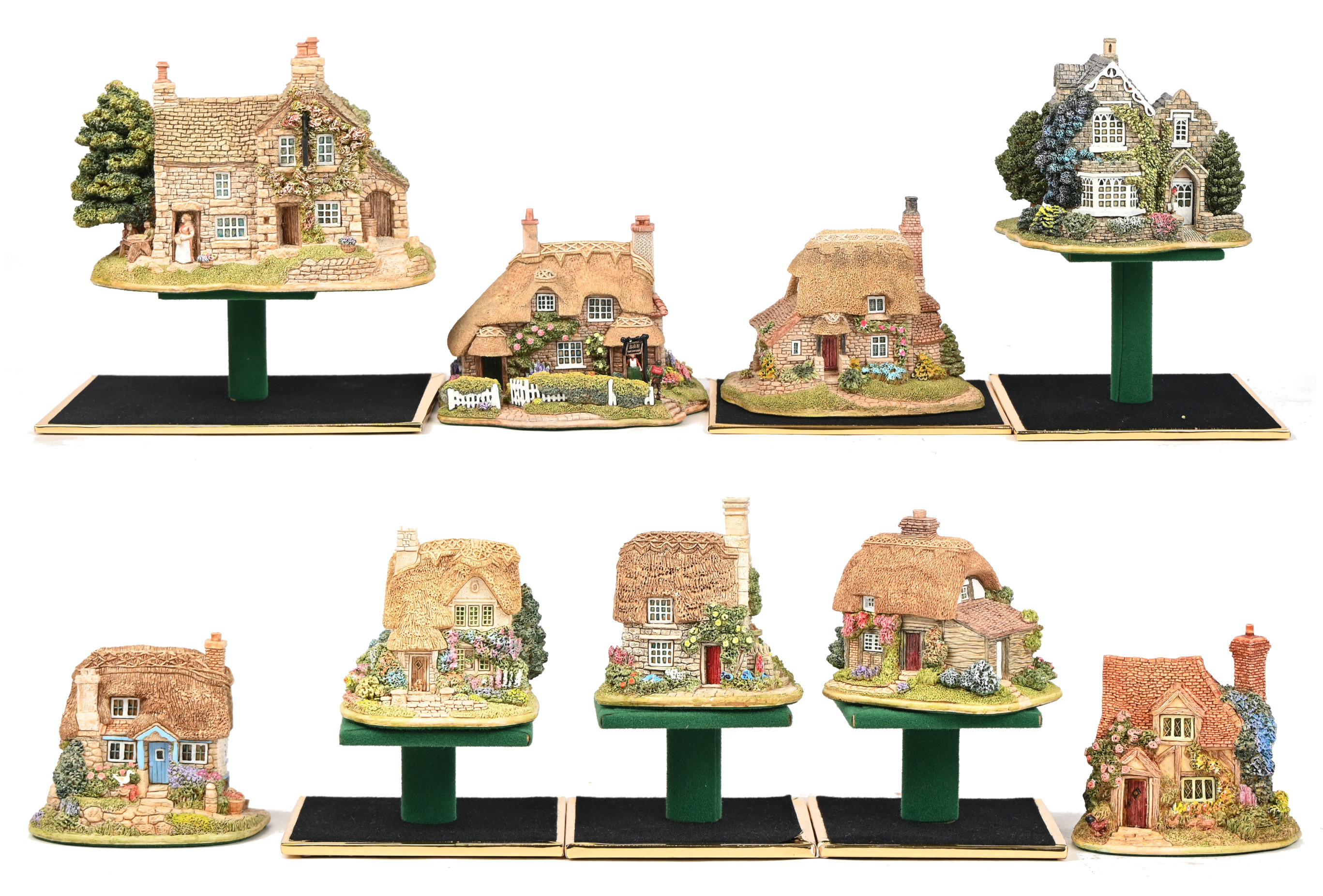 Negen ‘Lilliput Lane’ huisjes. In OVP, de meeste met attest. Vijf mini’s, ‘Granny’s Bonnet’, ‘Nightingale’, ‘Free Range’, ‘Gulls Cry’ & ‘Silver Bells’. Vier gewone modellen, ‘Rosemary Cottage’, ‘Walkers Nest’, ‘Birdlip Bottom’ & ‘The Dalesman’ Negen ‘Lilliput Lane’ huisjes. In OVP, de meeste met attest. Vijf mini’s, ‘Granny’s Bonnet’, ‘Nightingale’, ‘Free Range’, ‘Gulls Cry’ & ‘Silver Bells’. Vier gewone modellen, ‘Rosemary Cottage’, ‘Walkers Nest’, ‘Birdlip Bottom’ & ‘The Dalesman’.