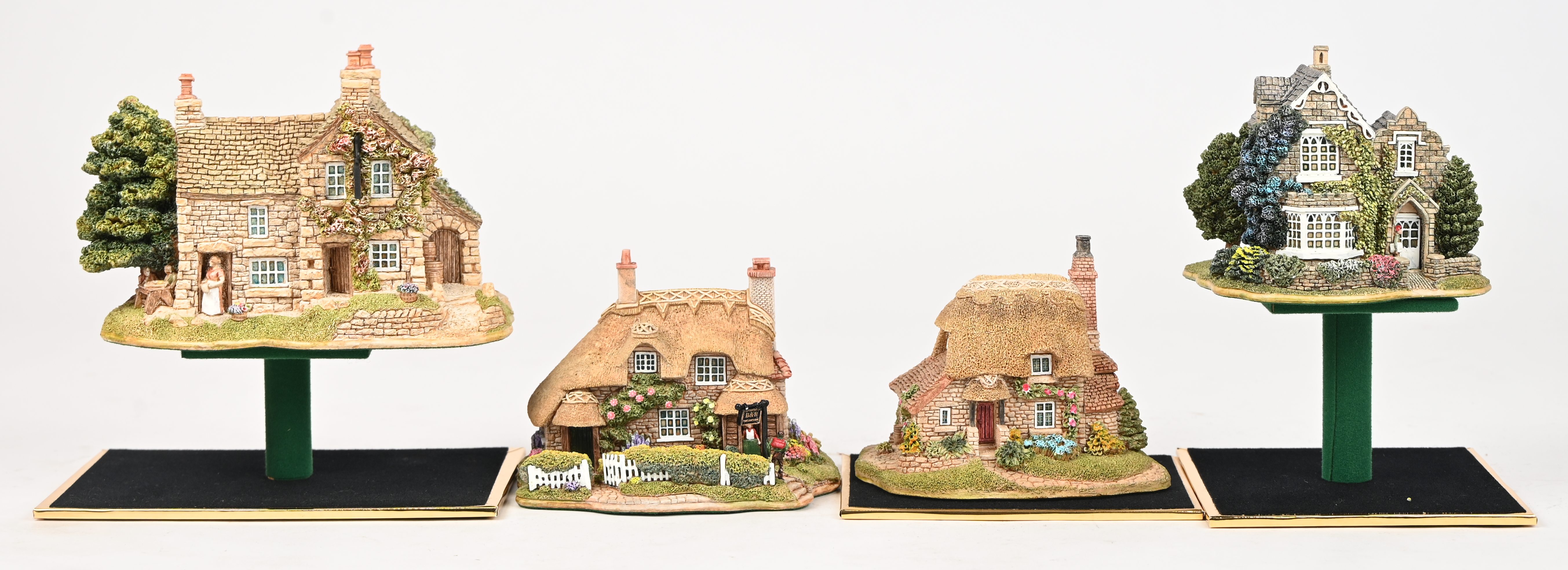 Negen ‘Lilliput Lane’ huisjes. In OVP, de meeste met attest. Vijf mini’s, ‘Granny’s Bonnet’, ‘Nightingale’, ‘Free Range’, ‘Gulls Cry’ & ‘Silver Bells’. Vier gewone modellen, ‘Rosemary Cottage’, ‘Walkers Nest’, ‘Birdlip Bottom’ & ‘The Dalesman’ Negen ‘Lilliput Lane’ huisjes. In OVP, de meeste met attest. Vijf mini’s, ‘Granny’s Bonnet’, ‘Nightingale’, ‘Free Range’, ‘Gulls Cry’ & ‘Silver Bells’. Vier gewone modellen, ‘Rosemary Cottage’, ‘Walkers Nest’, ‘Birdlip Bottom’ & ‘The Dalesman’.