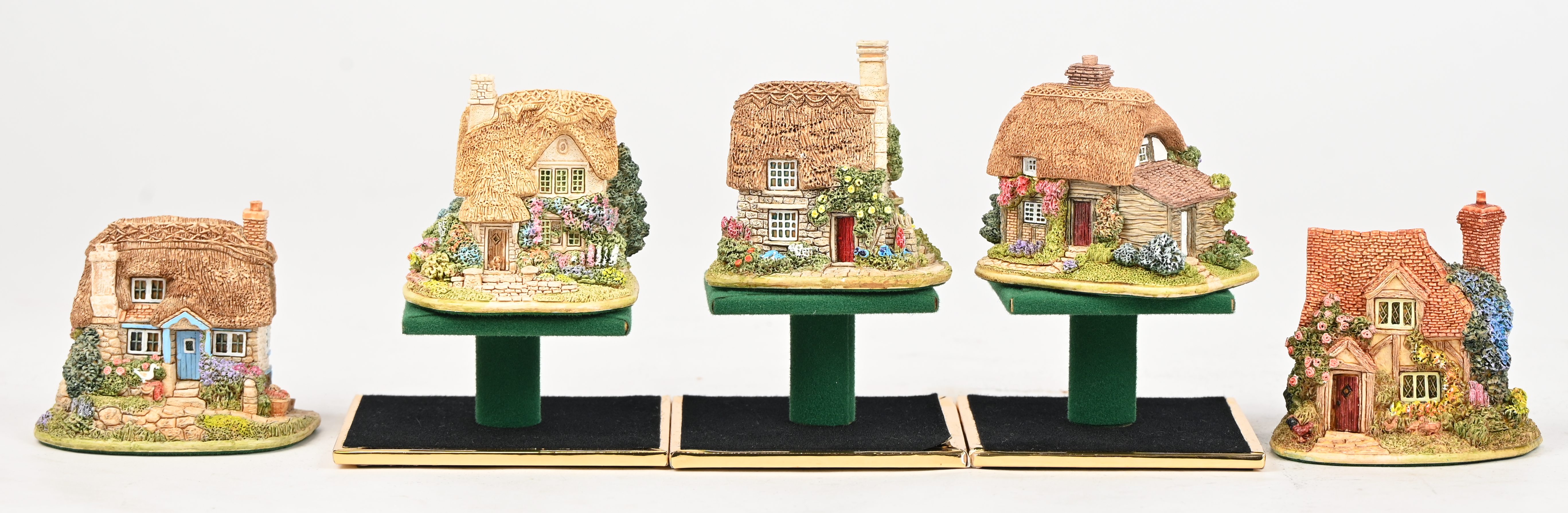 Negen ‘Lilliput Lane’ huisjes. In OVP, de meeste met attest. Vijf mini’s, ‘Granny’s Bonnet’, ‘Nightingale’, ‘Free Range’, ‘Gulls Cry’ & ‘Silver Bells’. Vier gewone modellen, ‘Rosemary Cottage’, ‘Walkers Nest’, ‘Birdlip Bottom’ & ‘The Dalesman’ Negen ‘Lilliput Lane’ huisjes. In OVP, de meeste met attest. Vijf mini’s, ‘Granny’s Bonnet’, ‘Nightingale’, ‘Free Range’, ‘Gulls Cry’ & ‘Silver Bells’. Vier gewone modellen, ‘Rosemary Cottage’, ‘Walkers Nest’, ‘Birdlip Bottom’ & ‘The Dalesman’.
