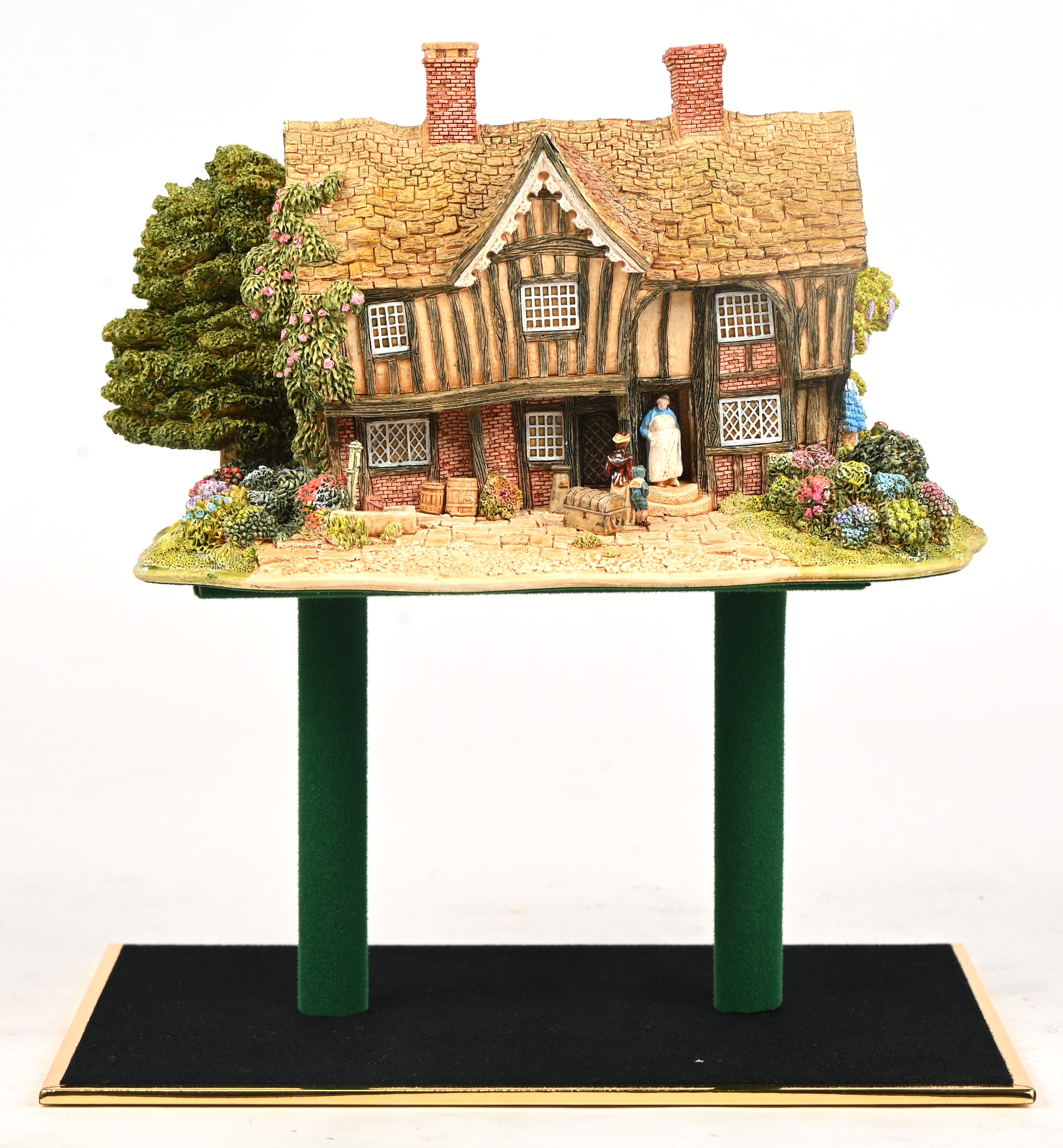 Een ‘Lilliput Lane’ huisje. In OVP, met attest. ‘Bowbeams’ Een ‘Lilliput Lane’ huisje. In OVP, met attest. ‘Bowbeams’.
