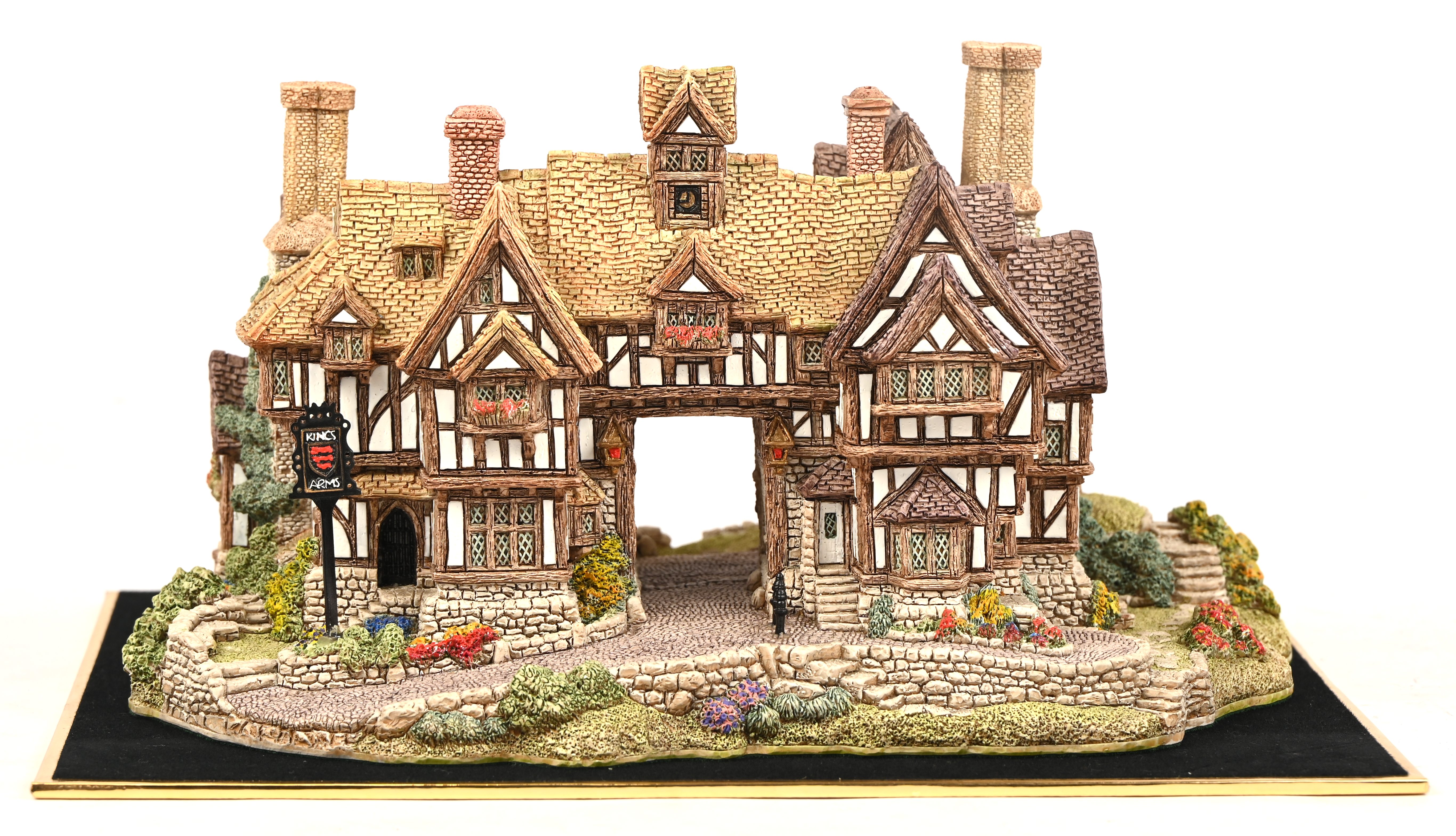 Een ‘Lilliput Lane’ huisje. In OVP, met attest. ‘The Kings Arms’ Een ‘Lilliput Lane’ huisje. In OVP, met attest. ‘The Kings Arms’.