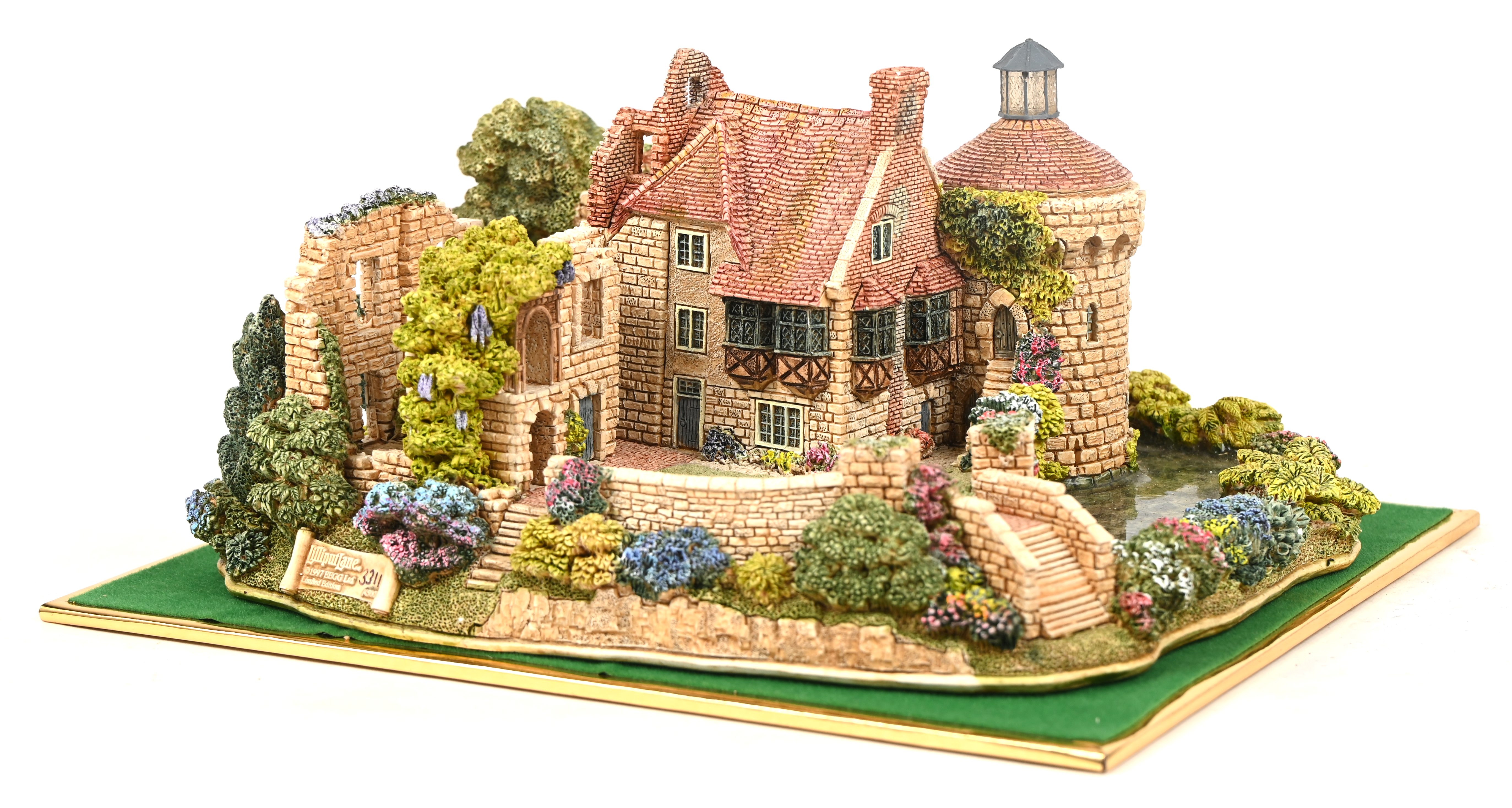 Een ‘Lilliput Lane’ huisje. In OVP, met attest. ‘Scotney Castle’ Een ‘Lilliput Lane’ huisje. In OVP, met attest. ‘Scotney Castle’.