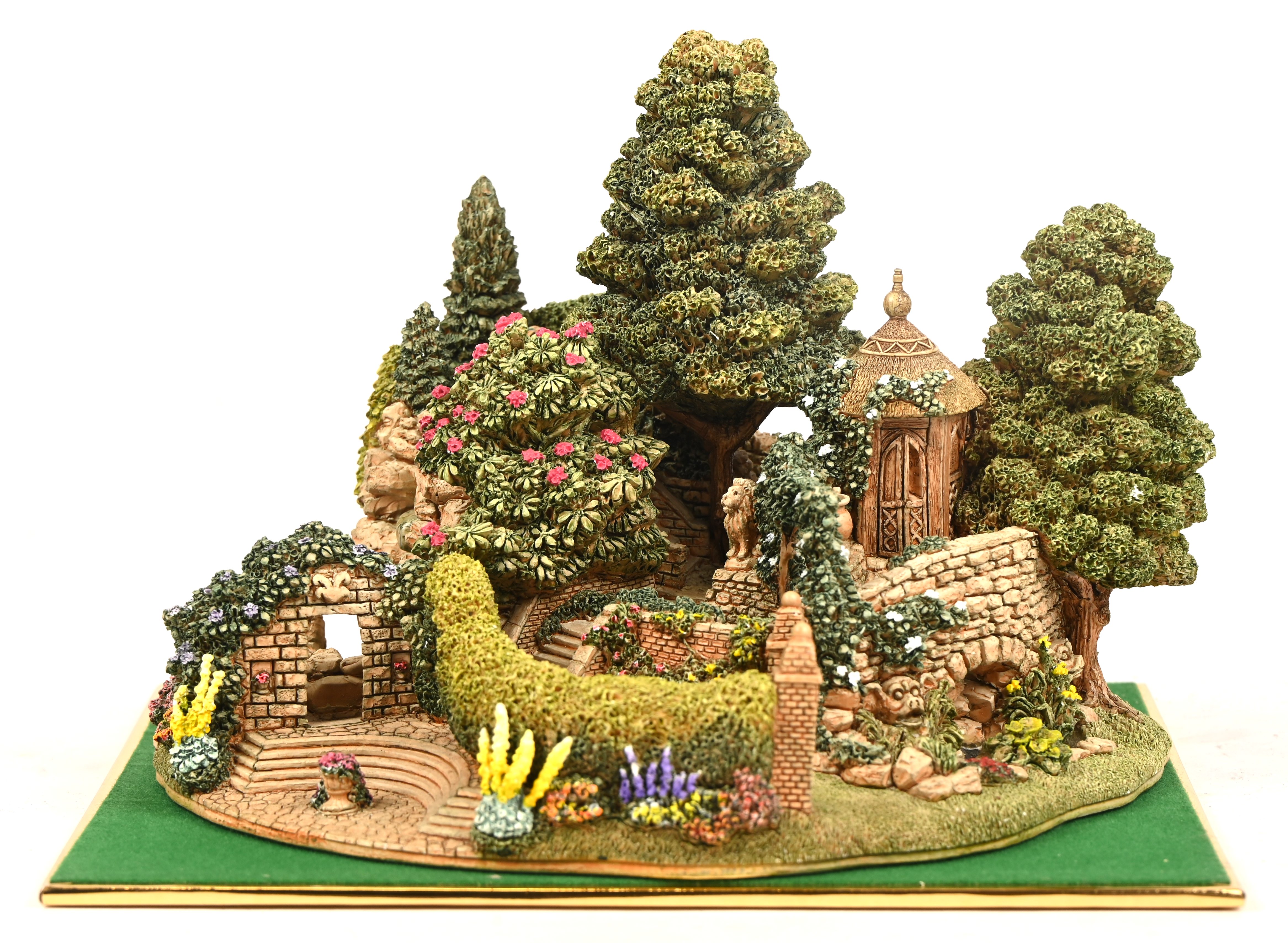 Een ‘Lilliput Lane’ huisje. In OVP, met attest. ‘Tranquility’ Een ‘Lilliput Lane’ huisje. In OVP, met attest. ‘Tranquility’.