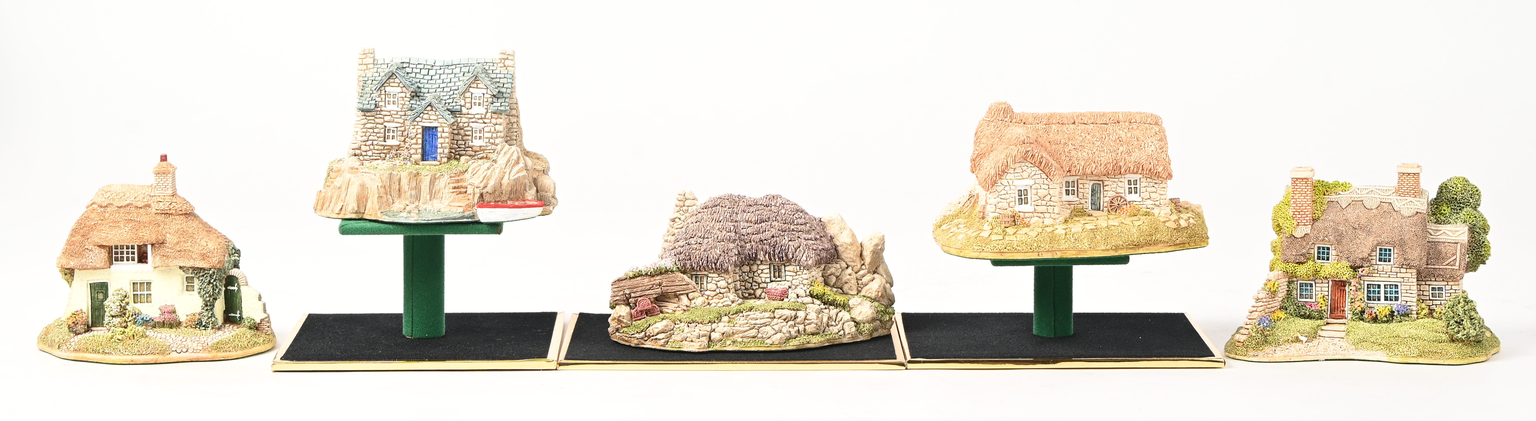 Negen ‘Lilliput Lane’ huisjes. In OVP, de meeste met attest. ‘Lazy Days’, ‘Suffolk Cottage (paint your own)’, ‘Fisherman’s Bothy’, ‘Inverlochie Hame’, ‘Crispin Cottage’, ‘Two Hoots’, ‘Derwent-Le-Dale’, ‘Culloden Cottage’ & ‘Eriksay Croft’ Negen ‘Lilliput Lane’ huisjes. In OVP, de meeste met attest. ‘Lazy Days’, ‘Suffolk Cottage (paint your own)’, ‘Fisherman’s Bothy’, ‘Inverlochie Hame’, ‘Crispin Cottage’, ‘Two Hoots’, ‘Derwent-Le-Dale’, ‘Culloden Cottage’ & ‘Eriksay Croft’.