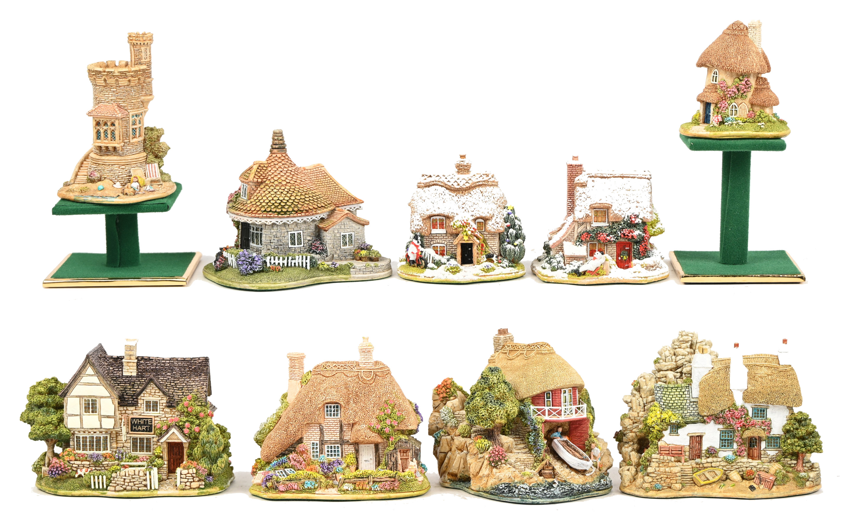 Negen ‘Lilliput Lane’ huisjes. In OVP, de meeste met attest. ‘Smuggler’s Rest’, ‘Dad’s Potting Shed’, ‘The Sandcastle’, ‘Sail Away’, ‘Chill Out’, ‘With Thanks’, ‘The Toadstool’, ‘The White Hart’ & ‘I-Cycle’ Negen ‘Lilliput Lane’ huisjes. In OVP, de meeste met attest. ‘Smuggler’s Rest’, ‘Dad’s Potting Shed’, ‘The Sandcastle’, ‘Sail Away’, ‘Chill Out’, ‘With Thanks’, ‘The Toadstool’, ‘The White Hart’ & ‘I-Cycle’.