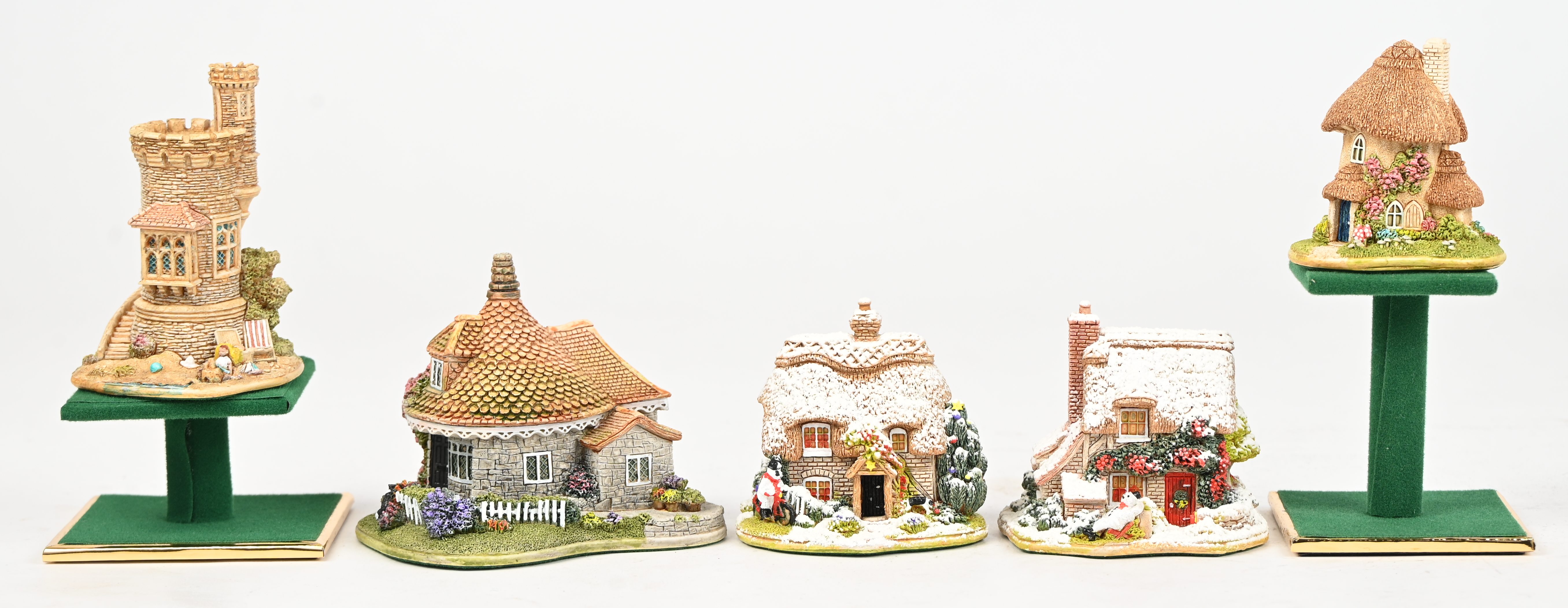 Negen ‘Lilliput Lane’ huisjes. In OVP, de meeste met attest. ‘Smuggler’s Rest’, ‘Dad’s Potting Shed’, ‘The Sandcastle’, ‘Sail Away’, ‘Chill Out’, ‘With Thanks’, ‘The Toadstool’, ‘The White Hart’ & ‘I-Cycle’ Negen ‘Lilliput Lane’ huisjes. In OVP, de meeste met attest. ‘Smuggler’s Rest’, ‘Dad’s Potting Shed’, ‘The Sandcastle’, ‘Sail Away’, ‘Chill Out’, ‘With Thanks’, ‘The Toadstool’, ‘The White Hart’ & ‘I-Cycle’.