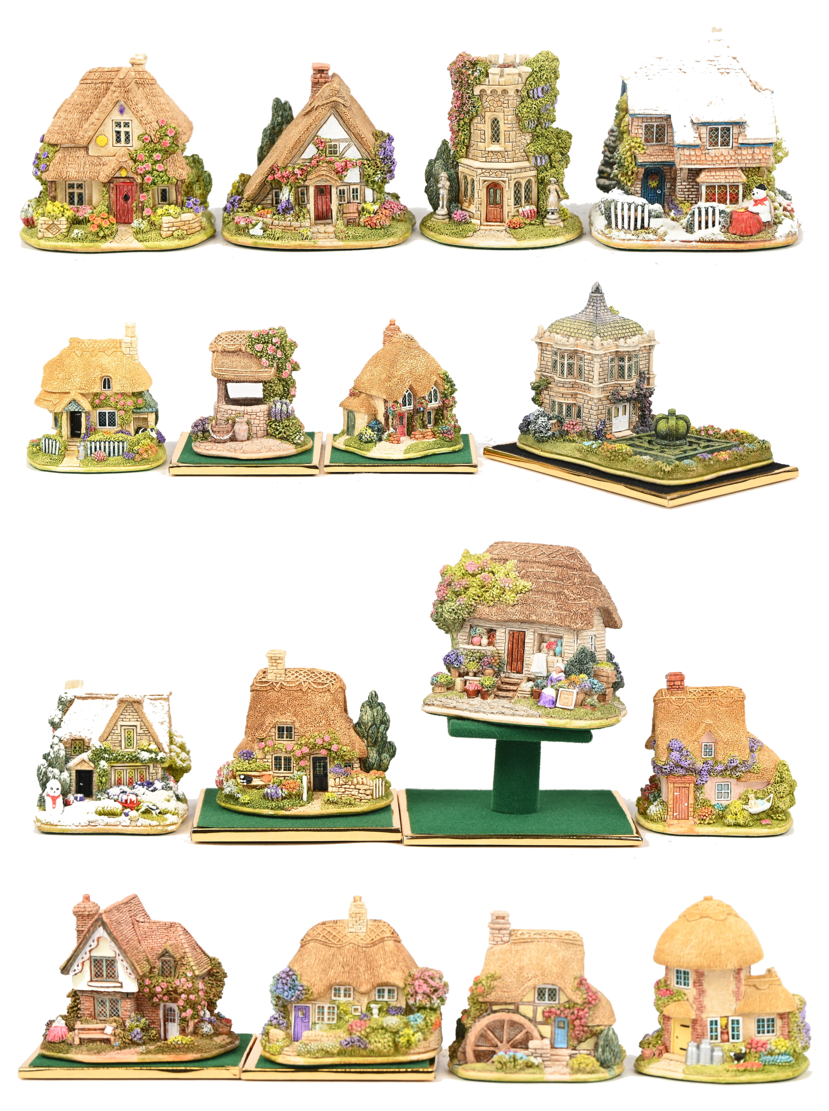 Zestien ‘Lilliput Lane’ huisjes. In OVP, de meeste met attest. ‘Little Gem’, ‘Roses Are Red’, ‘Dream Catchers’, ‘Santa’s Little Helper’, ‘Make A Wish’, ‘Faithfull Friends’, ‘Juliet’s Tower’, ‘Lily OfThe Valley’, ‘Grandma & Grandpa’s’, ‘Frost Bite’, ‘Say It With Flowers’, ‘Montacute Crown’, ‘Cream Of The Crop’, ‘Violets Are Blue’, ‘The Dairy Tower’ & ‘The little Mill’ Zestien ‘Lilliput Lane’ huisjes. In OVP, de meeste met attest. ‘Little Gem’, ‘Roses Are Red’, ‘Dream Catchers’, ‘Santa’s Little Helper’, ‘Make A Wish’, ‘Faithfull Friends’, ‘Juliet’s Tower’, ‘Lily OfThe Valley’, ‘Grandma & Grandpa’s’, ‘Frost Bite’, ‘Say It With Flowers’, ‘Montacute Crown’, ‘Cream Of The Crop’, ‘Violets Are Blue’, ‘The Dairy Tower’ & ‘The little Mill’.