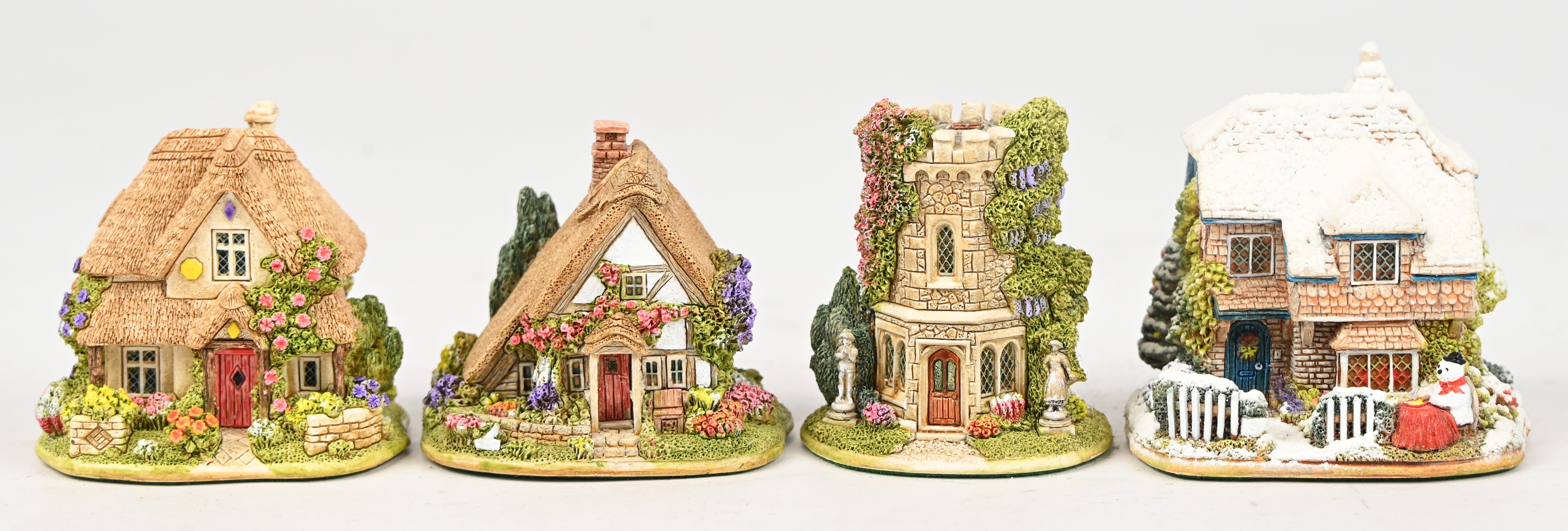 Zestien ‘Lilliput Lane’ huisjes. In OVP, de meeste met attest. ‘Little Gem’, ‘Roses Are Red’, ‘Dream Catchers’, ‘Santa’s Little Helper’, ‘Make A Wish’, ‘Faithfull Friends’, ‘Juliet’s Tower’, ‘Lily OfThe Valley’, ‘Grandma & Grandpa’s’, ‘Frost Bite’, ‘Say It With Flowers’, ‘Montacute Crown’, ‘Cream Of The Crop’, ‘Violets Are Blue’, ‘The Dairy Tower’ & ‘The little Mill’ Zestien ‘Lilliput Lane’ huisjes. In OVP, de meeste met attest. ‘Little Gem’, ‘Roses Are Red’, ‘Dream Catchers’, ‘Santa’s Little Helper’, ‘Make A Wish’, ‘Faithfull Friends’, ‘Juliet’s Tower’, ‘Lily OfThe Valley’, ‘Grandma & Grandpa’s’, ‘Frost Bite’, ‘Say It With Flowers’, ‘Montacute Crown’, ‘Cream Of The Crop’, ‘Violets Are Blue’, ‘The Dairy Tower’ & ‘The little Mill’.