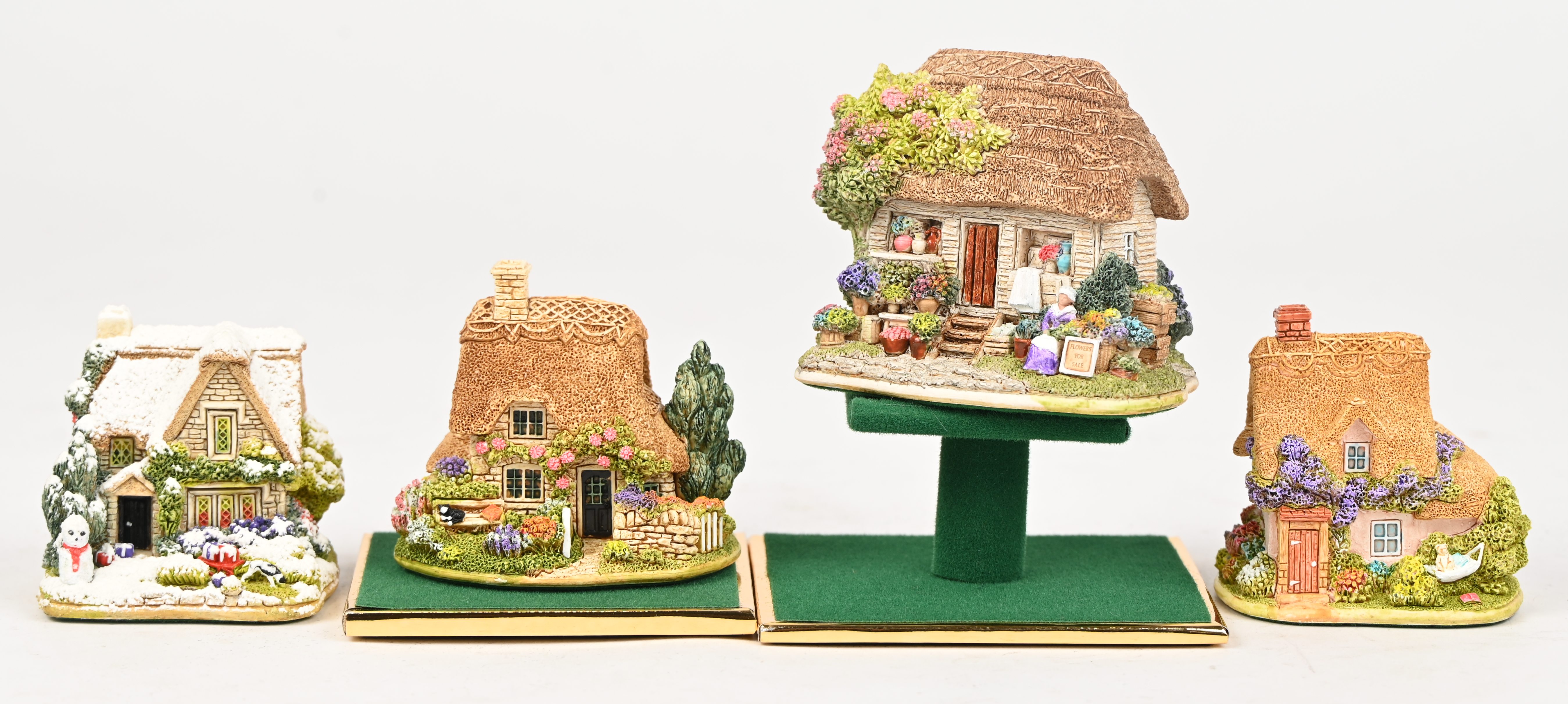 Zestien ‘Lilliput Lane’ huisjes. In OVP, de meeste met attest. ‘Little Gem’, ‘Roses Are Red’, ‘Dream Catchers’, ‘Santa’s Little Helper’, ‘Make A Wish’, ‘Faithfull Friends’, ‘Juliet’s Tower’, ‘Lily OfThe Valley’, ‘Grandma & Grandpa’s’, ‘Frost Bite’, ‘Say It With Flowers’, ‘Montacute Crown’, ‘Cream Of The Crop’, ‘Violets Are Blue’, ‘The Dairy Tower’ & ‘The little Mill’ Zestien ‘Lilliput Lane’ huisjes. In OVP, de meeste met attest. ‘Little Gem’, ‘Roses Are Red’, ‘Dream Catchers’, ‘Santa’s Little Helper’, ‘Make A Wish’, ‘Faithfull Friends’, ‘Juliet’s Tower’, ‘Lily OfThe Valley’, ‘Grandma & Grandpa’s’, ‘Frost Bite’, ‘Say It With Flowers’, ‘Montacute Crown’, ‘Cream Of The Crop’, ‘Violets Are Blue’, ‘The Dairy Tower’ & ‘The little Mill’.