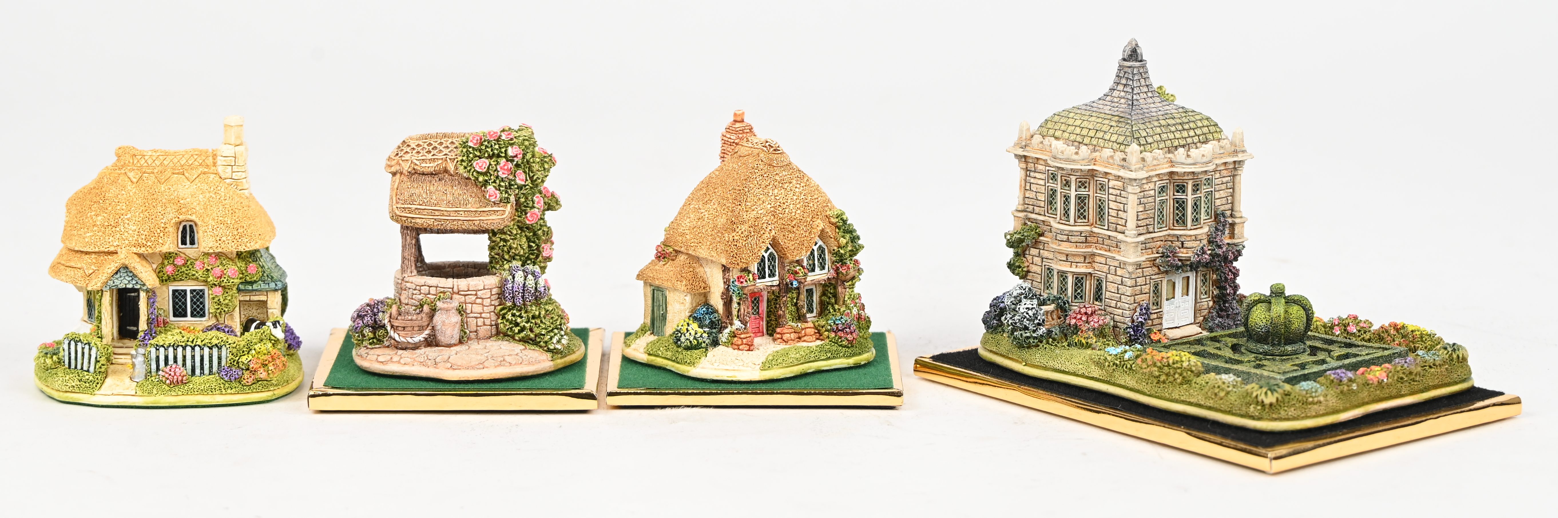 Zestien ‘Lilliput Lane’ huisjes. In OVP, de meeste met attest. ‘Little Gem’, ‘Roses Are Red’, ‘Dream Catchers’, ‘Santa’s Little Helper’, ‘Make A Wish’, ‘Faithfull Friends’, ‘Juliet’s Tower’, ‘Lily OfThe Valley’, ‘Grandma & Grandpa’s’, ‘Frost Bite’, ‘Say It With Flowers’, ‘Montacute Crown’, ‘Cream Of The Crop’, ‘Violets Are Blue’, ‘The Dairy Tower’ & ‘The little Mill’ Zestien ‘Lilliput Lane’ huisjes. In OVP, de meeste met attest. ‘Little Gem’, ‘Roses Are Red’, ‘Dream Catchers’, ‘Santa’s Little Helper’, ‘Make A Wish’, ‘Faithfull Friends’, ‘Juliet’s Tower’, ‘Lily OfThe Valley’, ‘Grandma & Grandpa’s’, ‘Frost Bite’, ‘Say It With Flowers’, ‘Montacute Crown’, ‘Cream Of The Crop’, ‘Violets Are Blue’, ‘The Dairy Tower’ & ‘The little Mill’.