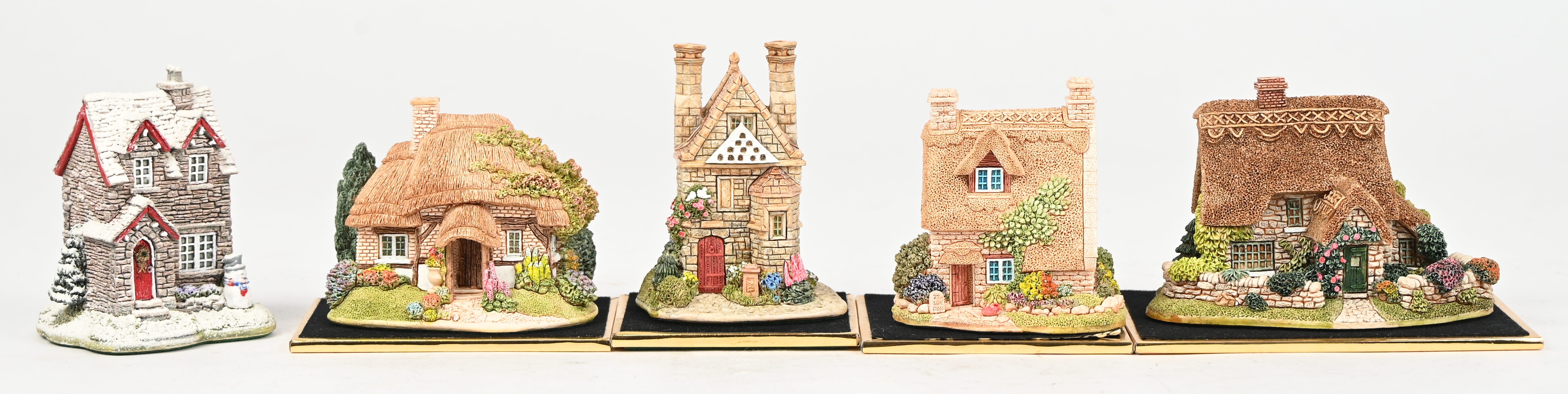 Vijftien ‘Lilliput Lane’ huisjes. In OVP, de meeste met attest. ‘Boxwood Cottage’, ‘Hampton Moat’, ‘Fuchsia Cottage’, ‘Strawberry Cottage’, ‘Millbeck Cottage’, ‘Little Hay’, ‘Borrowdale School’, ‘Button Down’, ‘Wagtails’, ‘Harebell Cottage’, ‘Milestone Cottage’, ‘Fir Tree Cottage’, ‘Campden Cot’, ‘Daisy Cottage’ & ‘Lady Jane’s Cottage’ Vijftien ‘Lilliput Lane’ huisjes. In OVP, de meeste met attest. ‘Boxwood Cottage’, ‘Hampton Moat’, ‘Fuchsia Cottage’, ‘Strawberry Cottage’, ‘Millbeck Cottage’, ‘Little Hay’, ‘Borrowdale School’, ‘Button Down’, ‘Wagtails’, ‘Harebell Cottage’, ‘Milestone Cottage’, ‘Fir Tree Cottage’, ‘Campden Cot’, ‘Daisy Cottage’ & ‘Lady Jane’s Cottage’.