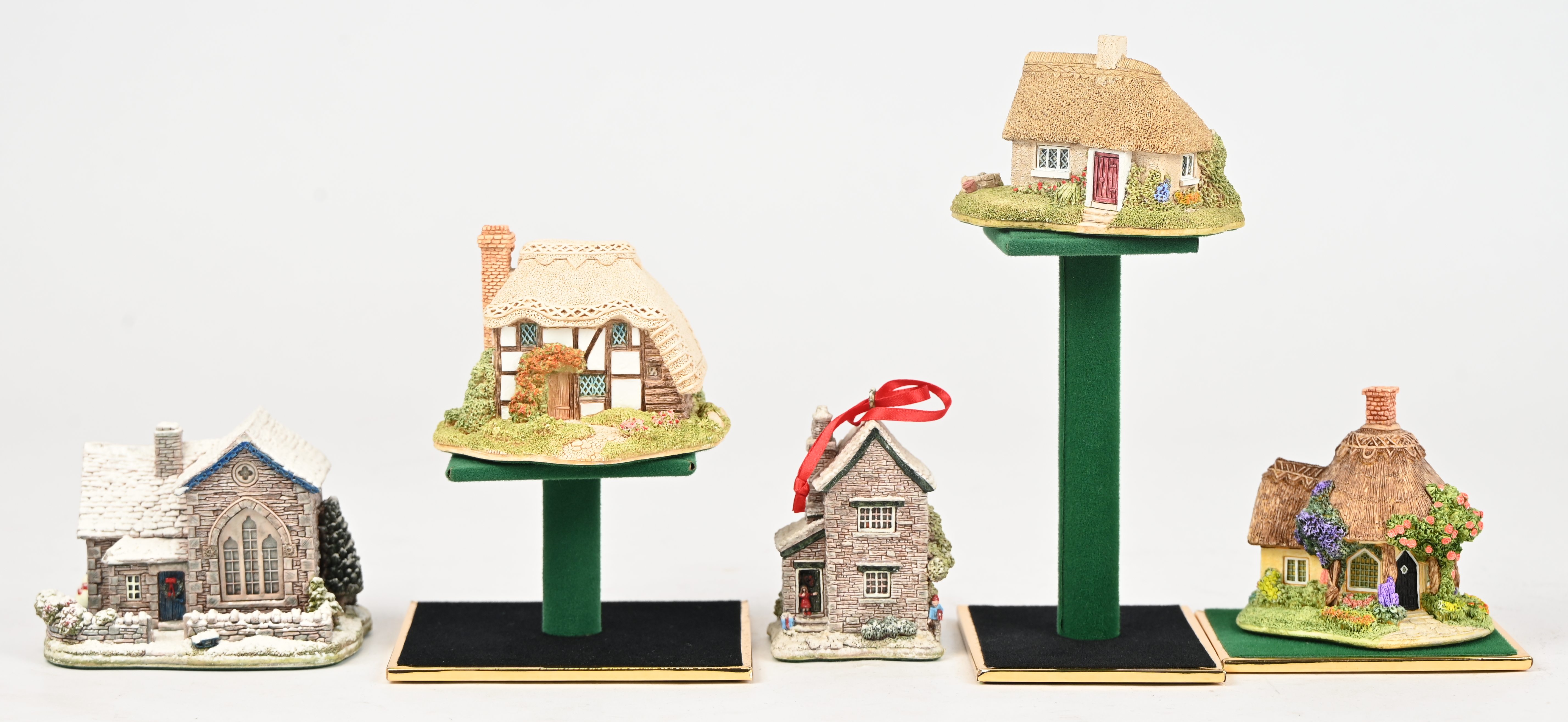 Vijftien ‘Lilliput Lane’ huisjes. In OVP, de meeste met attest. ‘Boxwood Cottage’, ‘Hampton Moat’, ‘Fuchsia Cottage’, ‘Strawberry Cottage’, ‘Millbeck Cottage’, ‘Little Hay’, ‘Borrowdale School’, ‘Button Down’, ‘Wagtails’, ‘Harebell Cottage’, ‘Milestone Cottage’, ‘Fir Tree Cottage’, ‘Campden Cot’, ‘Daisy Cottage’ & ‘Lady Jane’s Cottage’ Vijftien ‘Lilliput Lane’ huisjes. In OVP, de meeste met attest. ‘Boxwood Cottage’, ‘Hampton Moat’, ‘Fuchsia Cottage’, ‘Strawberry Cottage’, ‘Millbeck Cottage’, ‘Little Hay’, ‘Borrowdale School’, ‘Button Down’, ‘Wagtails’, ‘Harebell Cottage’, ‘Milestone Cottage’, ‘Fir Tree Cottage’, ‘Campden Cot’, ‘Daisy Cottage’ & ‘Lady Jane’s Cottage’.