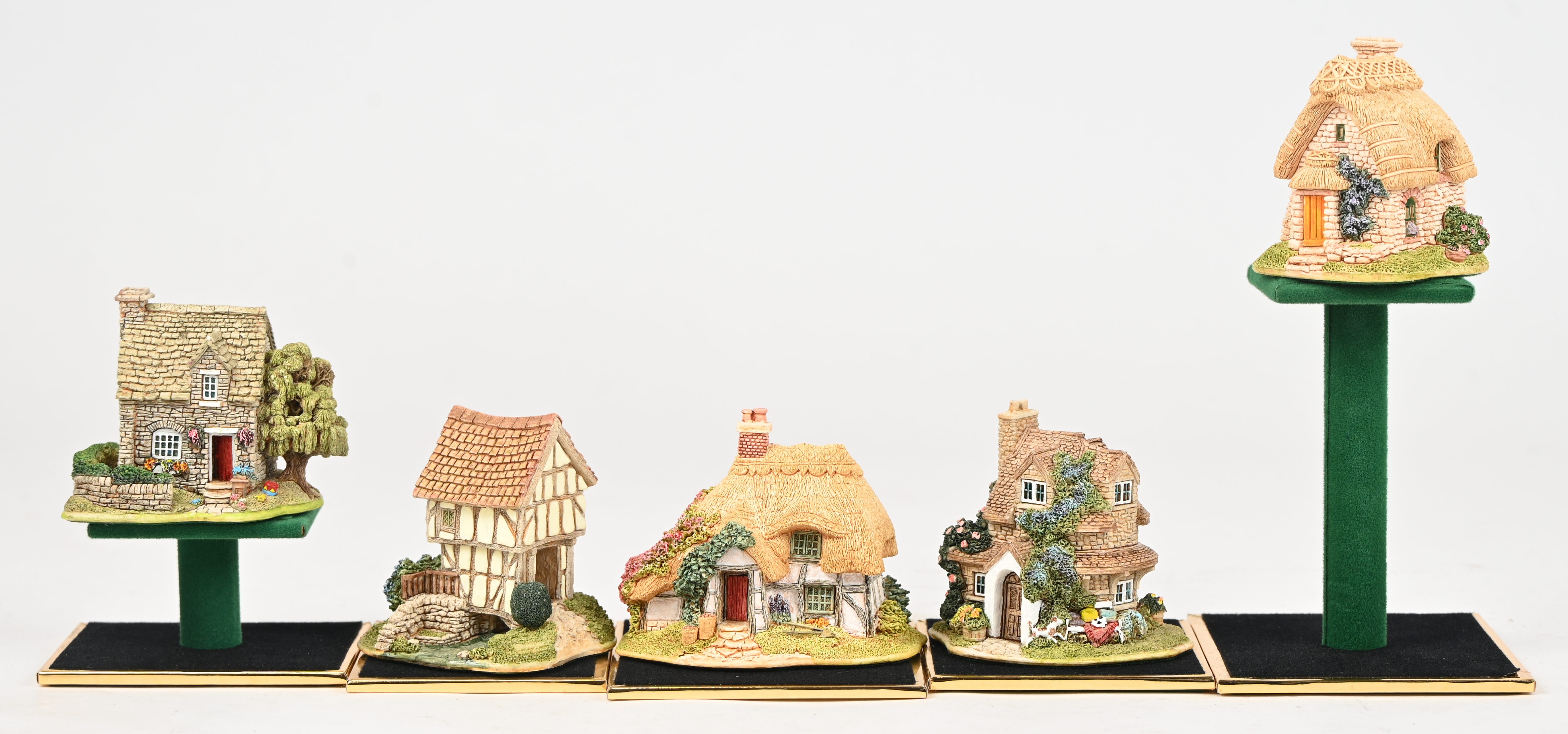 Vijftien ‘Lilliput Lane’ huisjes. In OVP, de meeste met attest. ‘Boxwood Cottage’, ‘Hampton Moat’, ‘Fuchsia Cottage’, ‘Strawberry Cottage’, ‘Millbeck Cottage’, ‘Little Hay’, ‘Borrowdale School’, ‘Button Down’, ‘Wagtails’, ‘Harebell Cottage’, ‘Milestone Cottage’, ‘Fir Tree Cottage’, ‘Campden Cot’, ‘Daisy Cottage’ & ‘Lady Jane’s Cottage’ Vijftien ‘Lilliput Lane’ huisjes. In OVP, de meeste met attest. ‘Boxwood Cottage’, ‘Hampton Moat’, ‘Fuchsia Cottage’, ‘Strawberry Cottage’, ‘Millbeck Cottage’, ‘Little Hay’, ‘Borrowdale School’, ‘Button Down’, ‘Wagtails’, ‘Harebell Cottage’, ‘Milestone Cottage’, ‘Fir Tree Cottage’, ‘Campden Cot’, ‘Daisy Cottage’ & ‘Lady Jane’s Cottage’.