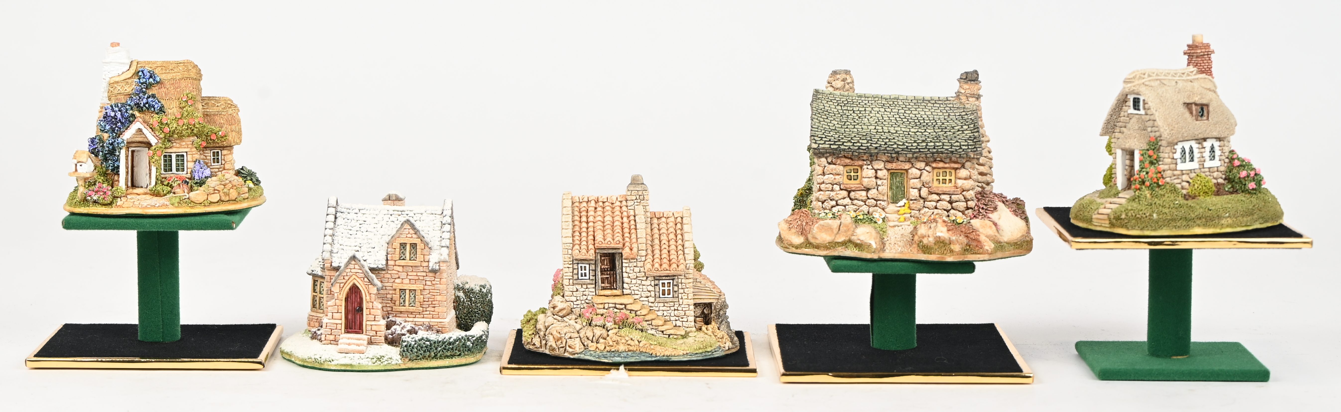 Vijftien ‘Lilliput Lane’ huisjes. In OVP, de meeste met attest. ‘Purbeck Stores’, ‘Kiln Cottage’, ‘Fiddlers Folly’, ‘Elm Cottage’, ‘The Gingerbread Shop’, ‘Wheyside Cottage’, ‘Tupenny Bun’, ‘Otter Reach’, ‘Ugly House’, ‘Carrick House’, ‘Loxdale Cottage’, ‘Chalkdown’, ‘Mair Haven’, ‘Hubble Bubble’ & ‘Bwthyn Bach Gwyn’ Vijftien ‘Lilliput Lane’ huisjes. In OVP, de meeste met attest. ‘Purbeck Stores’, ‘Kiln Cottage’, ‘Fiddlers Folly’, ‘Elm Cottage’, ‘The Gingerbread Shop’, ‘Wheyside Cottage’, ‘Tupenny Bun’, ‘Otter Reach’, ‘Ugly House’, ‘Carrick House’, ‘Loxdale Cottage’, ‘Chalkdown’, ‘Mair Haven’, ‘Hubble Bubble’ & ‘Bwthyn Bach Gwyn’.