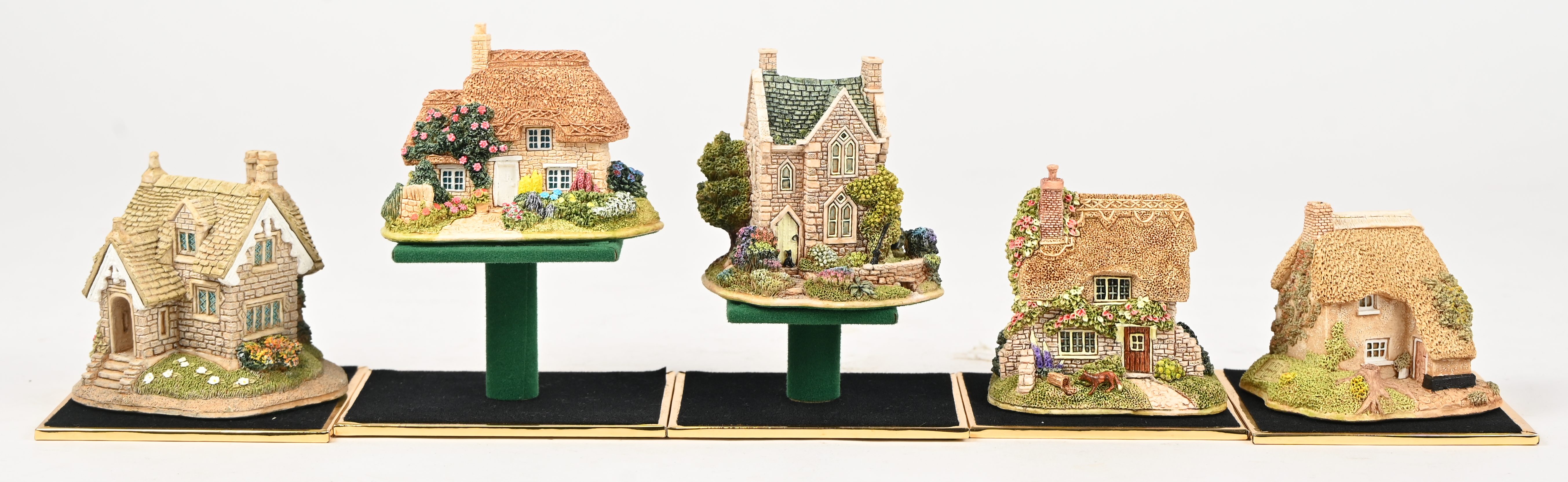 Vijftien ‘Lilliput Lane’ huisjes. In OVP, de meeste met attest. ‘Purbeck Stores’, ‘Kiln Cottage’, ‘Fiddlers Folly’, ‘Elm Cottage’, ‘The Gingerbread Shop’, ‘Wheyside Cottage’, ‘Tupenny Bun’, ‘Otter Reach’, ‘Ugly House’, ‘Carrick House’, ‘Loxdale Cottage’, ‘Chalkdown’, ‘Mair Haven’, ‘Hubble Bubble’ & ‘Bwthyn Bach Gwyn’ Vijftien ‘Lilliput Lane’ huisjes. In OVP, de meeste met attest. ‘Purbeck Stores’, ‘Kiln Cottage’, ‘Fiddlers Folly’, ‘Elm Cottage’, ‘The Gingerbread Shop’, ‘Wheyside Cottage’, ‘Tupenny Bun’, ‘Otter Reach’, ‘Ugly House’, ‘Carrick House’, ‘Loxdale Cottage’, ‘Chalkdown’, ‘Mair Haven’, ‘Hubble Bubble’ & ‘Bwthyn Bach Gwyn’.