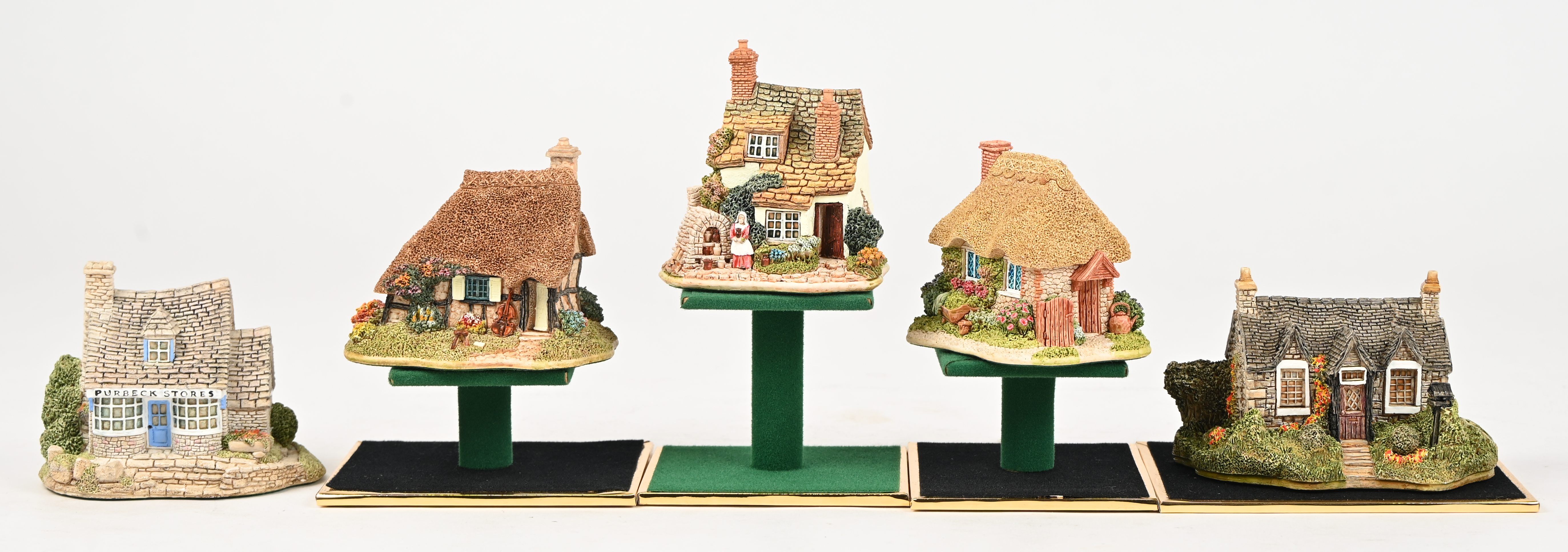 Vijftien ‘Lilliput Lane’ huisjes. In OVP, de meeste met attest. ‘Purbeck Stores’, ‘Kiln Cottage’, ‘Fiddlers Folly’, ‘Elm Cottage’, ‘The Gingerbread Shop’, ‘Wheyside Cottage’, ‘Tupenny Bun’, ‘Otter Reach’, ‘Ugly House’, ‘Carrick House’, ‘Loxdale Cottage’, ‘Chalkdown’, ‘Mair Haven’, ‘Hubble Bubble’ & ‘Bwthyn Bach Gwyn’ Vijftien ‘Lilliput Lane’ huisjes. In OVP, de meeste met attest. ‘Purbeck Stores’, ‘Kiln Cottage’, ‘Fiddlers Folly’, ‘Elm Cottage’, ‘The Gingerbread Shop’, ‘Wheyside Cottage’, ‘Tupenny Bun’, ‘Otter Reach’, ‘Ugly House’, ‘Carrick House’, ‘Loxdale Cottage’, ‘Chalkdown’, ‘Mair Haven’, ‘Hubble Bubble’ & ‘Bwthyn Bach Gwyn’.