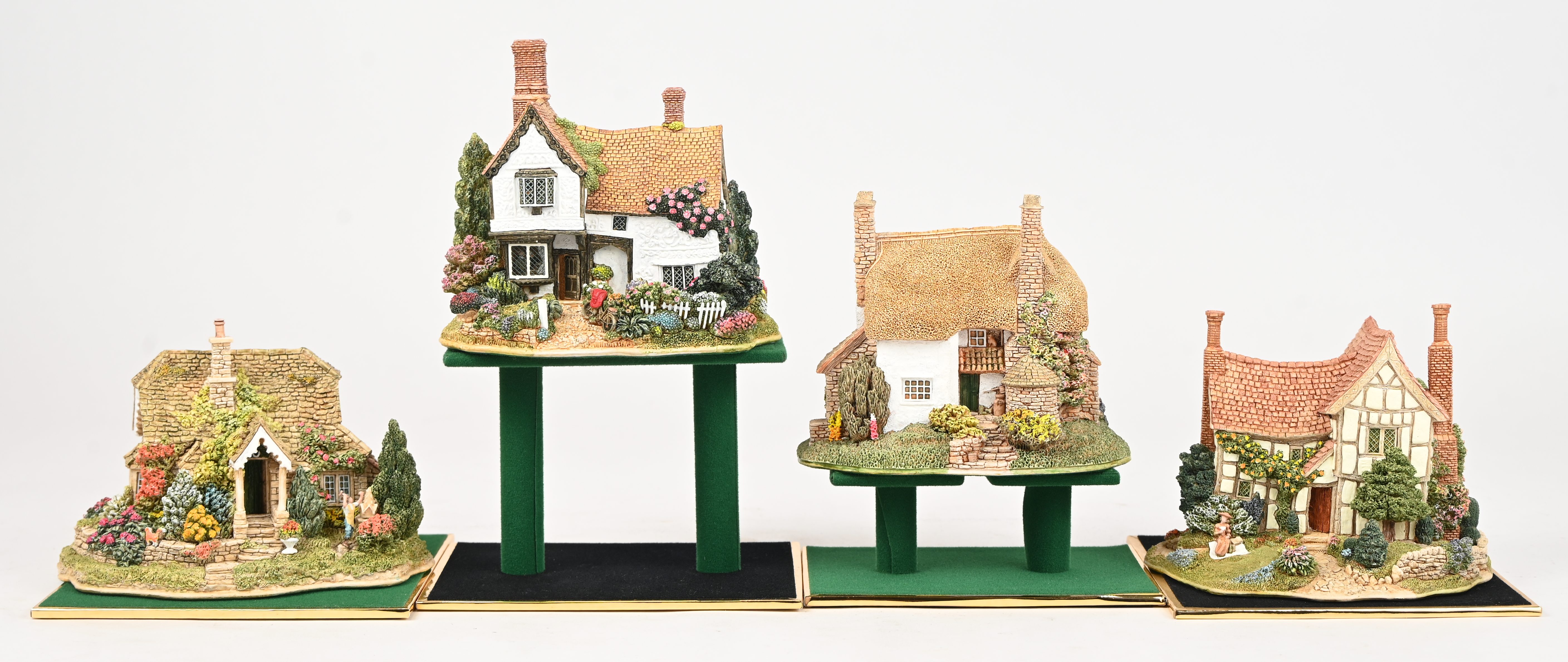 Vier ‘Lilliput Lane’ huisjes. In OVP, de meeste met attest. ‘Spring Gate Cottage’, ‘Parson’s Retreat’, ‘Hampton Manor’ & ‘The Stonemason’ Vier ‘Lilliput Lane’ huisjes. In OVP, de meeste met attest. ‘Spring Gate Cottage’, ‘Parson’s Retreat’, ‘Hampton Manor’ & ‘The Stonemason’.