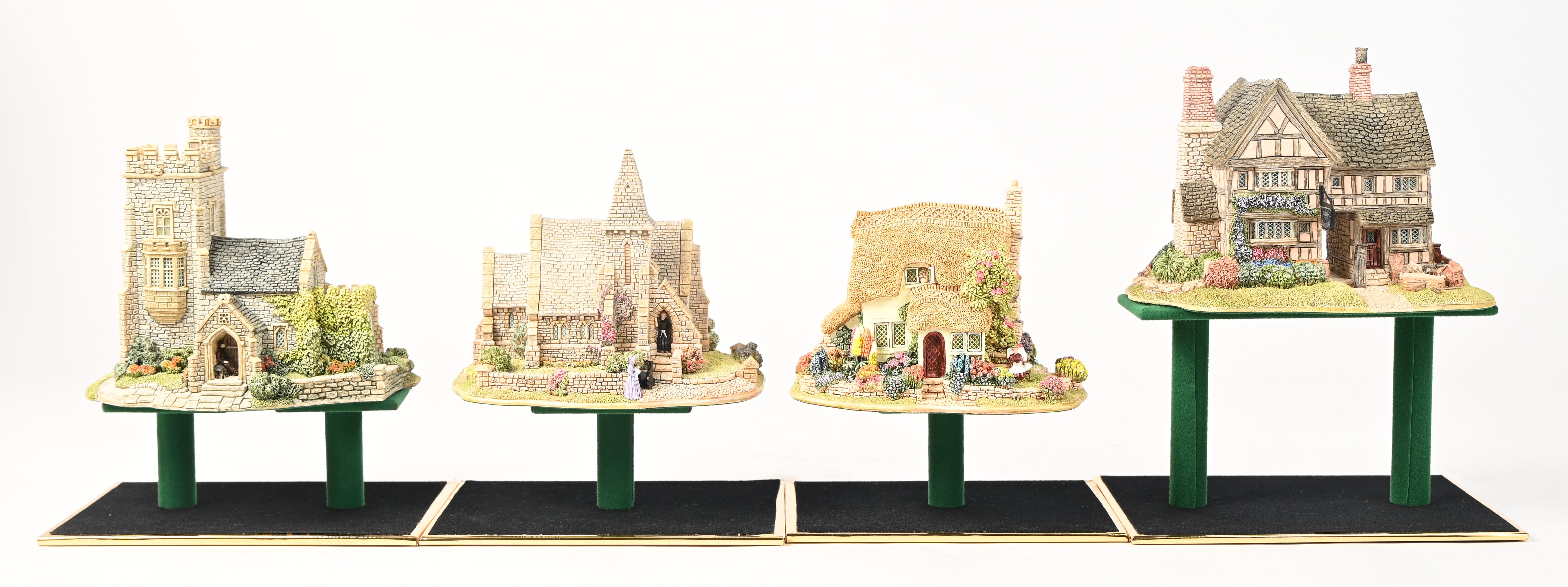 Vier ‘Lilliput Lane’ huisjes. In OVP, de meeste met attest. ‘Stradling Priory’, ‘St. John The Baptist’, ‘Devon Leigh’ & ‘Junk & Disorderly’ Vier ‘Lilliput Lane’ huisjes. In OVP, de meeste met attest. ‘Stradling Priory’, ‘St. John The Baptist’, ‘Devon Leigh’ & ‘Junk & Disorderly’.
