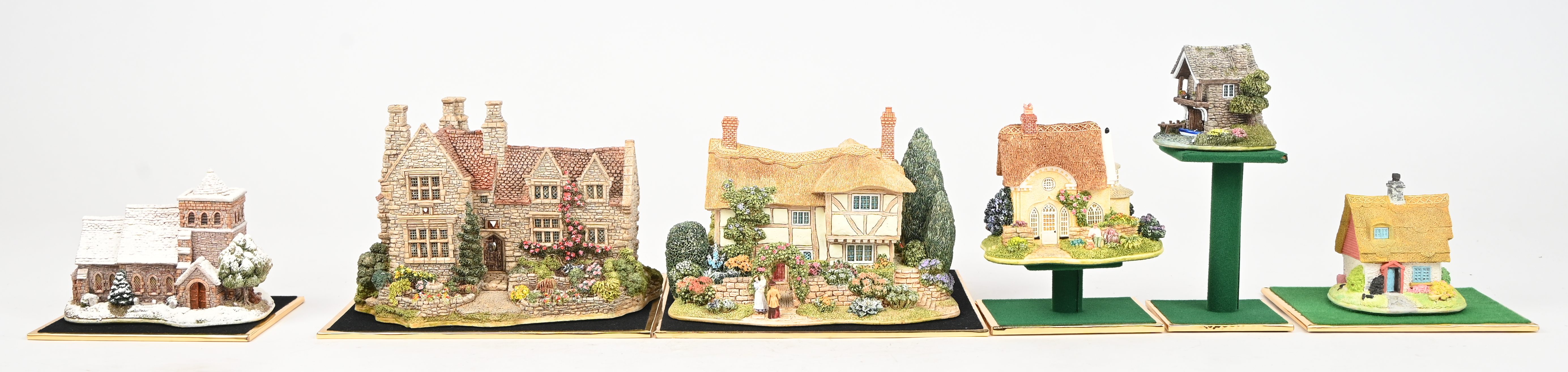 Zes ‘Lilliput Lane’ huisjes. In OVP, de meeste met attest. ‘Armada House’, ‘Ullswater Boat House’, ‘Kentish Cottage’, ‘All Saints Watermillock’, ‘Gossip Gate’ & ‘Labour Of Love’ Zes ‘Lilliput Lane’ huisjes. In OVP, de meeste met attest. ‘Armada House’, ‘Ullswater Boat House’, ‘Kentish Cottage’, ‘All Saints Watermillock’, ‘Gossip Gate’ & ‘Labour Of Love’.