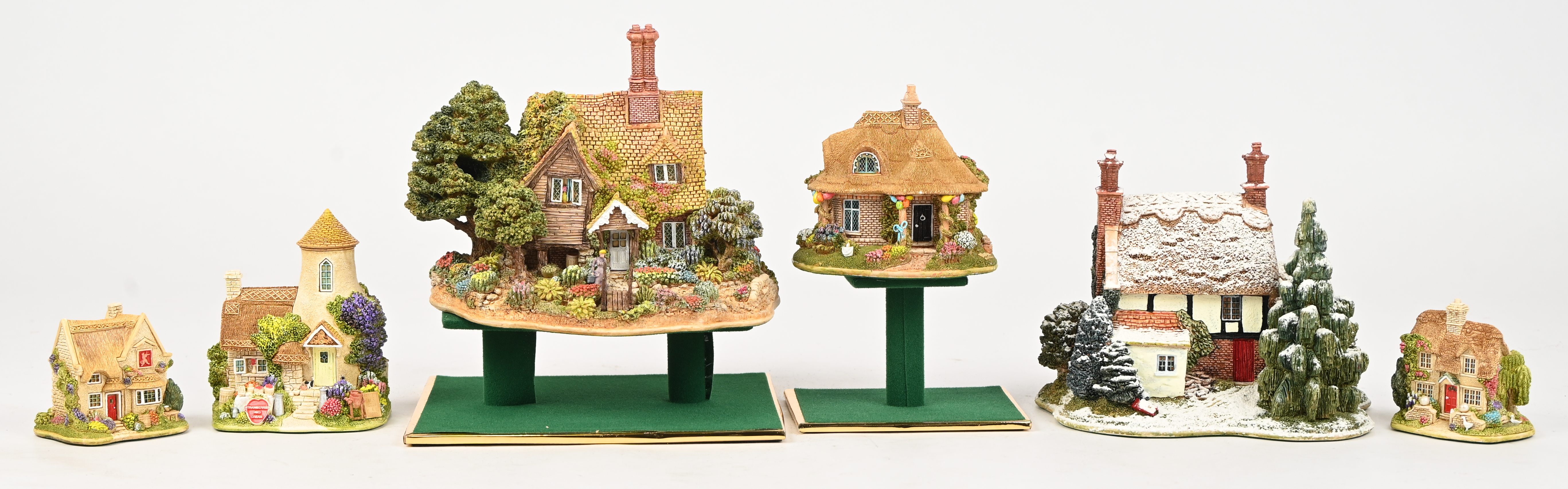Zes ‘Lilliput Lane’ huisjes. In OVP, de meeste met attest. ‘Shades Of Summer’, ‘Frosty Morning’, ‘Gold Top’, ‘The Cat & Fiddle’, ‘Mother of Pearl’ & ‘Birthday Cottage’ Zes ‘Lilliput Lane’ huisjes. In OVP, de meeste met attest. ‘Shades Of Summer’, ‘Frosty Morning’, ‘Gold Top’, ‘The Cat & Fiddle’, ‘Mother of Pearl’ & ‘Birthday Cottage’.