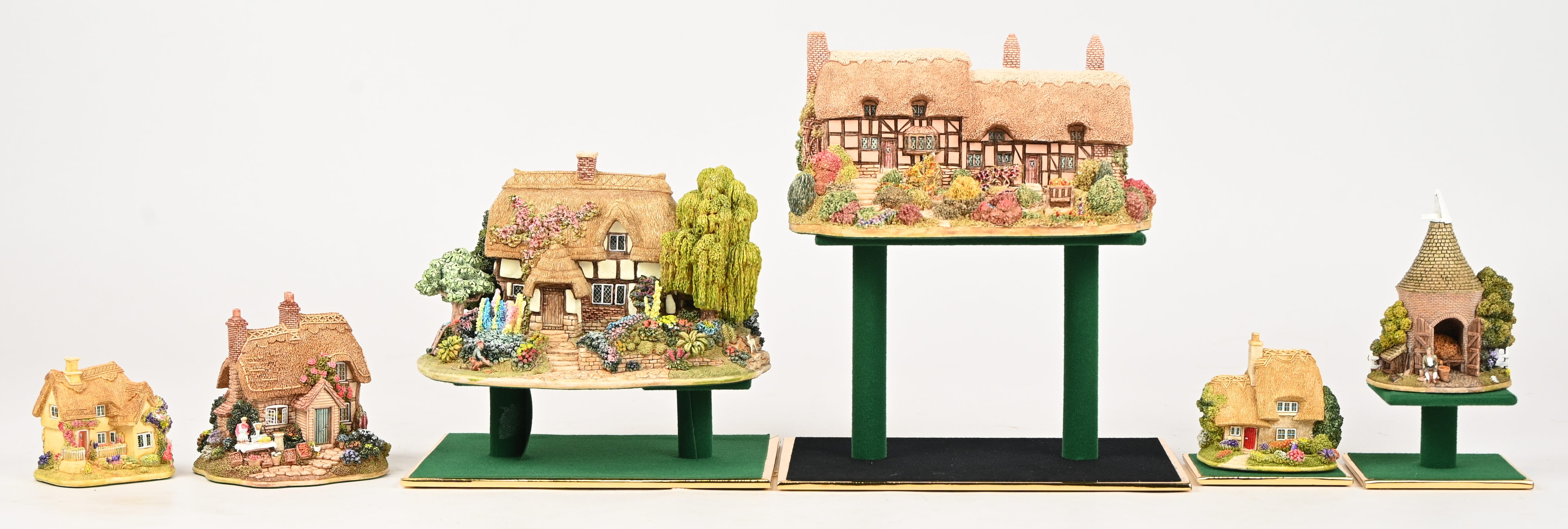 Zes ‘Lilliput Lane’ huisjes. In OVP, de meeste met attest. ‘Anne Hathaway’s Cottage’, ‘Canterbury Bells’, ‘Fresh Today’, ‘Mother’s Garden’, ‘Katie’s Kite’ & ‘Kentish Brew’ Zes ‘Lilliput Lane’ huisjes. In OVP, de meeste met attest. ‘Anne Hathaway’s Cottage’, ‘Canterbury Bells’, ‘Fresh Today’, ‘Mother’s Garden’, ‘Katie’s Kite’ & ‘Kentish Brew’.
