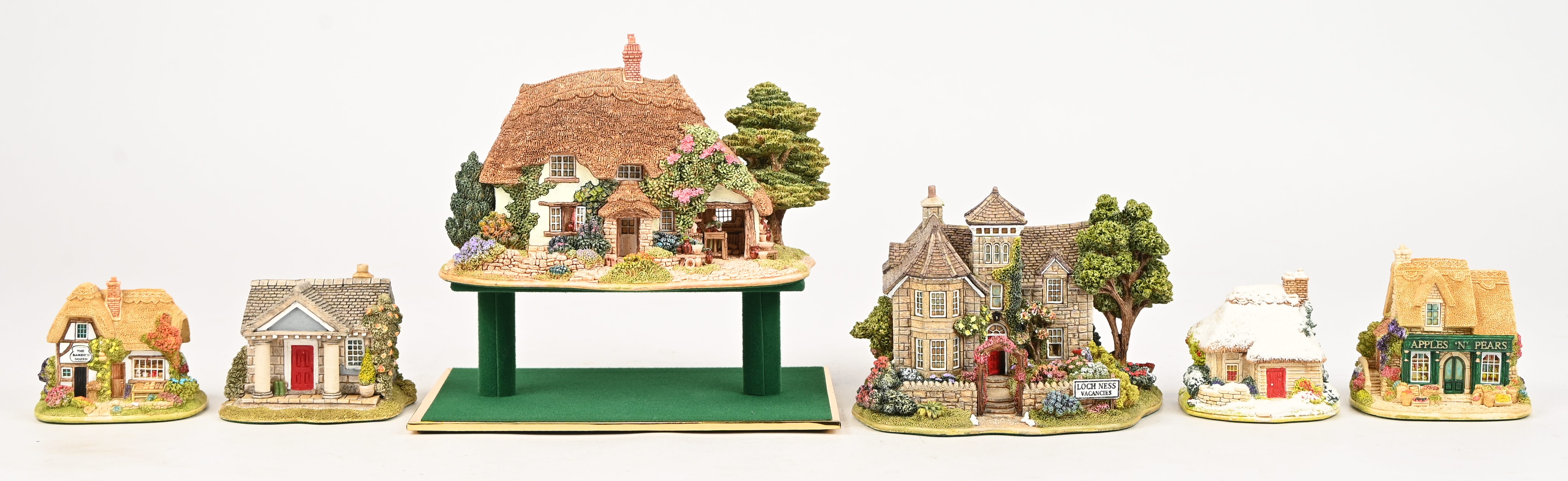 Zes ‘Lilliput Lane’ huisjes. In OVP, de meeste met attest. ‘Loch Ness Lodge’, ‘The Pottery’, ‘Apples ‘N’ Pears’, ‘Baker’s Dozen’, ‘Snow Stories’ & ‘Wellington Lodge’ Zes ‘Lilliput Lane’ huisjes. In OVP, de meeste met attest. ‘Loch Ness Lodge’, ‘The Pottery’, ‘Apples ‘N’ Pears’, ‘Baker’s Dozen’, ‘Snow Stories’ & ‘Wellington Lodge’.