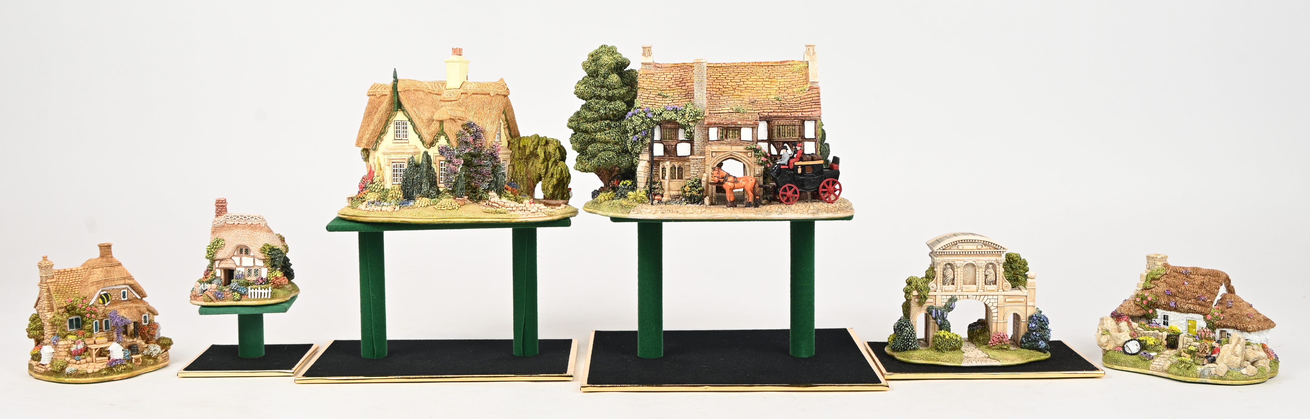 Zes ‘Lilliput Lane’ huisjes. In OVP, de meeste met attest. ‘Halcyon Days’, ‘The George Inn’, ‘Iechyd Da’, ‘Temple Bar Folly’, ‘Lucky Charms’ & ‘Little Bee’ Zes ‘Lilliput Lane’ huisjes. In OVP, de meeste met attest. ‘Halcyon Days’, ‘The George Inn’, ‘Iechyd Da’, ‘Temple Bar Folly’, ‘Lucky Charms’ & ‘Little Bee’.
