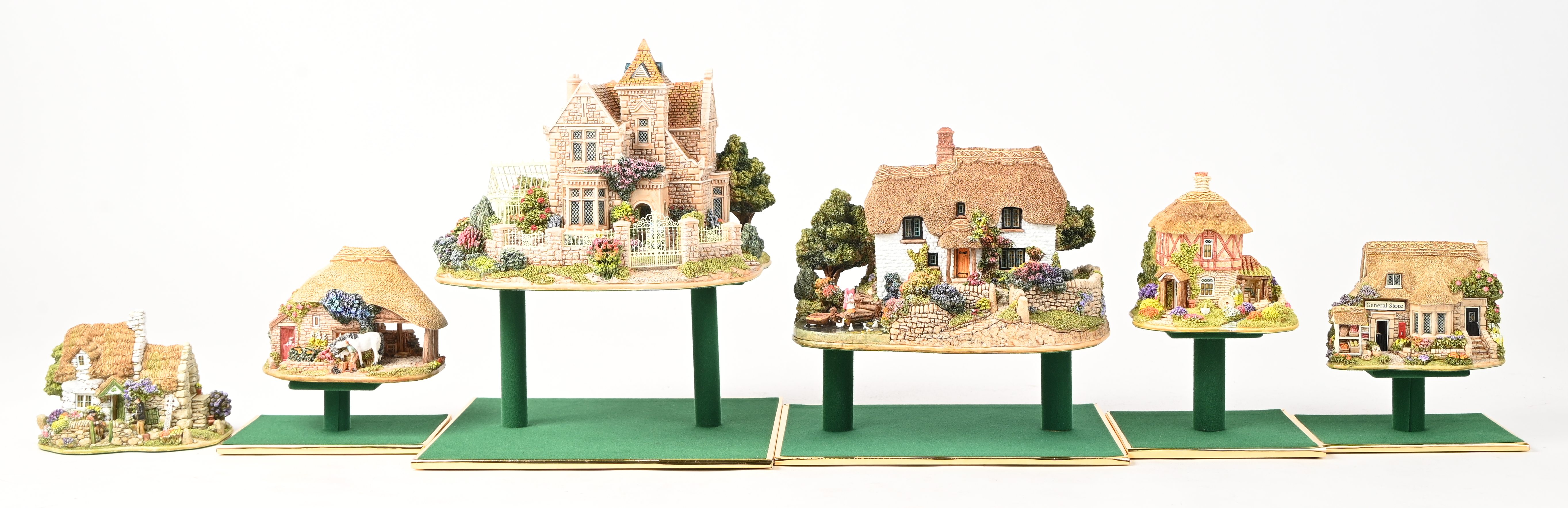 Zes ‘Lilliput Lane’ huisjes. In OVP, de meeste met attest. ‘Water’s Edge’, ‘Green Gables’, ‘Peppermill Cottage’, ‘A Drop Of The Irish’, ‘Cockington Forge’ & ‘Open All Hours (schoorsteen afgebroken maar aanwezig)’ Zes ‘Lilliput Lane’ huisjes. In OVP, de meeste met attest. ‘Water’s Edge’, ‘Green Gables’, ‘Peppermill Cottage’, ‘A Drop Of The Irish’, ‘Cockington Forge’ & ‘Open All Hours (schoorsteen afgebroken maar aanwezig)’.