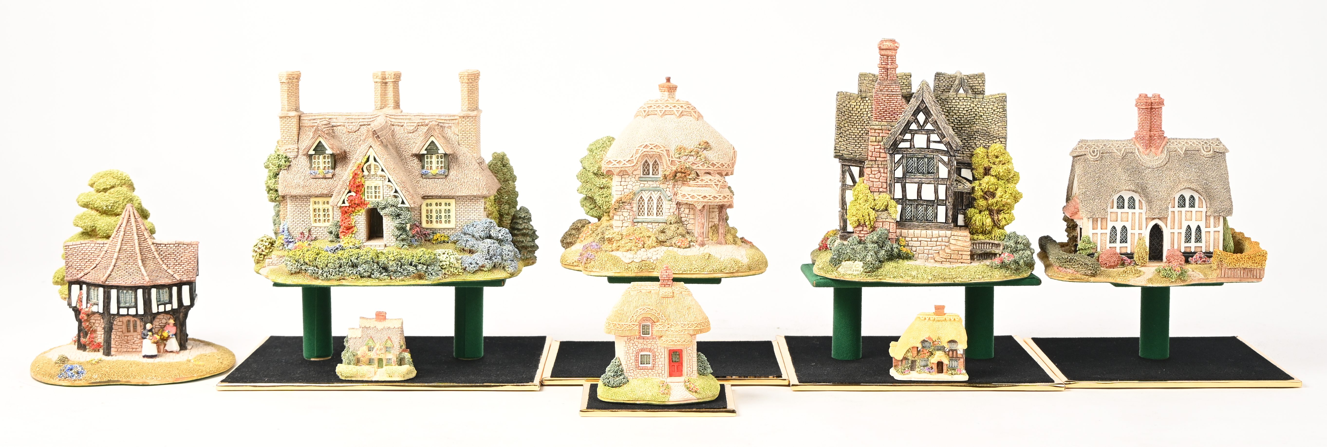 Acht ‘Lilliput Lane’ huisjes. In OVP, de meeste met attest. ‘Saffron House’, ‘The Priests House’, ‘Flower Sellers’, ‘Titmouse Copttage’, ‘Hopcroft Cottage’, ‘Sunnyside’, ‘Honneysuckle Cottage Miniature’ & ‘Cotman Cottage Miniature’ Acht ‘Lilliput Lane’ huisjes. In OVP, de meeste met attest. ‘Saffron House’, ‘The Priests House’, ‘Flower Sellers’, ‘Titmouse Copttage’, ‘Hopcroft Cottage’, ‘Sunnyside’, ‘Honneysuckle Cottage Miniature’ & ‘Cotman Cottage Miniature’.