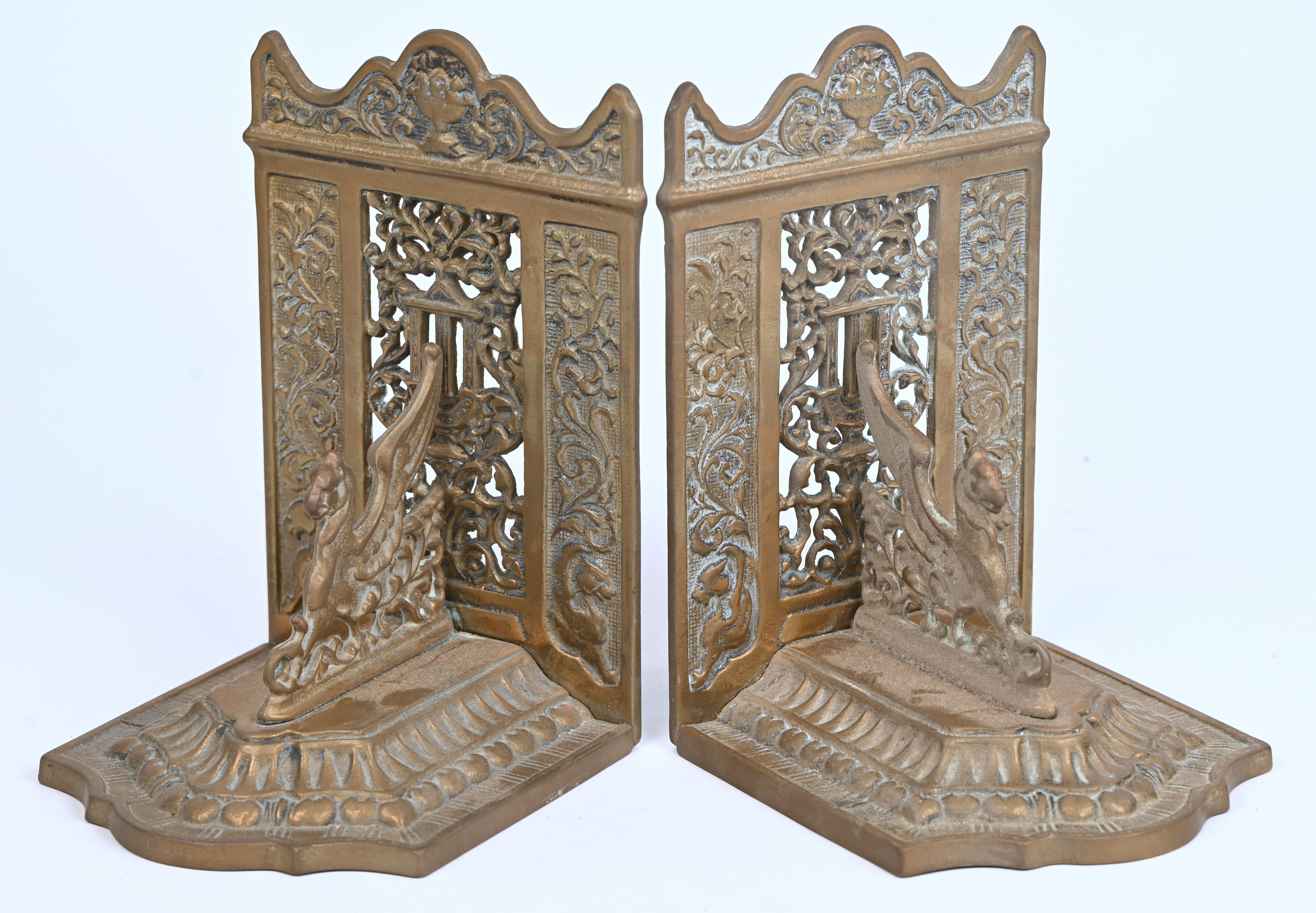 Een set van 2 messing boeksteunen met griffioenen Een set van 2 messing boeksteunen met griffioenen.