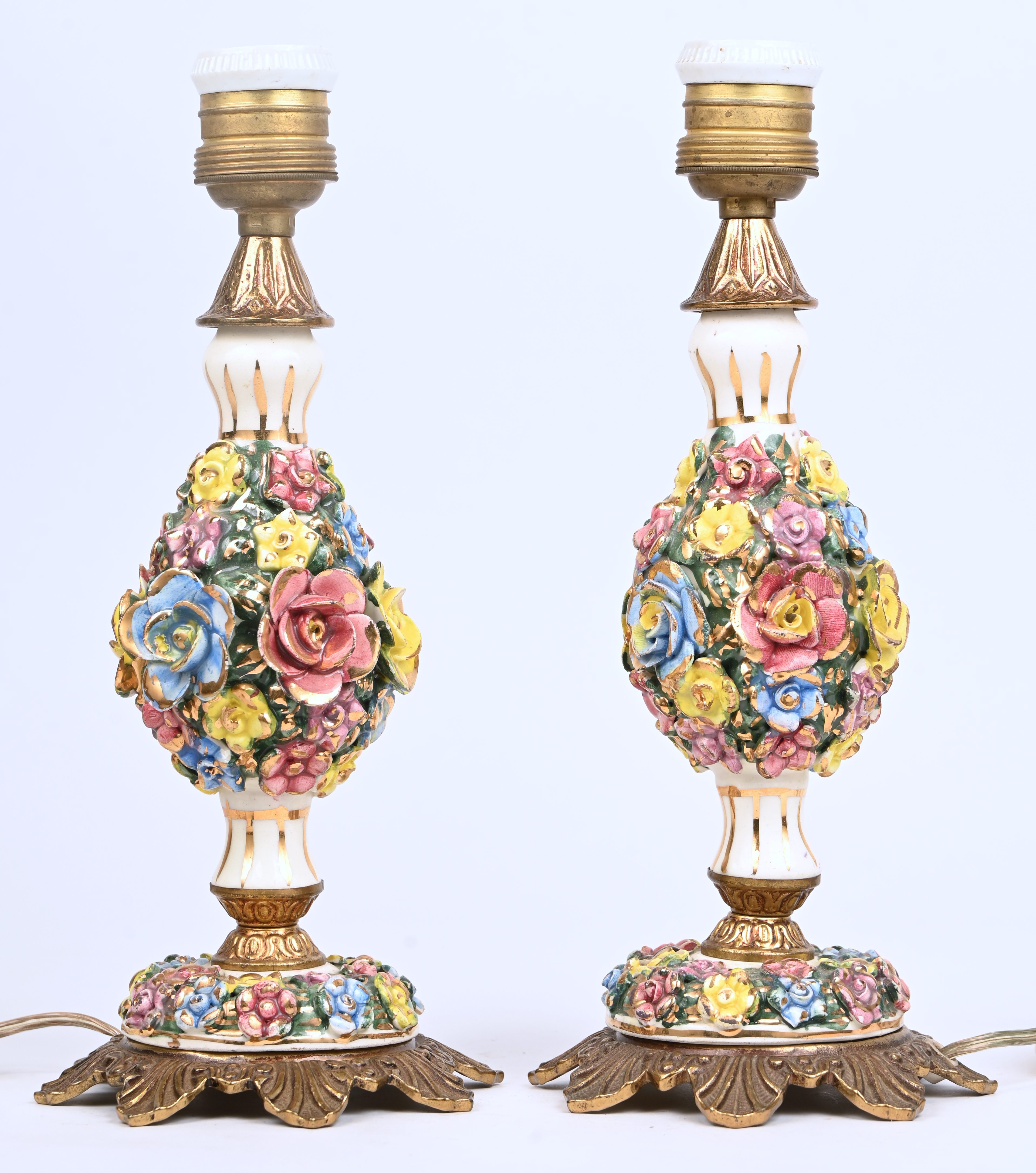 Een paar porseleinen lampvoetjes, met bloemen gedecoreerd en koperen afwerking Een paar porseleinen lampvoetjes, met bloemen gedecoreerd en koperen afwerking.