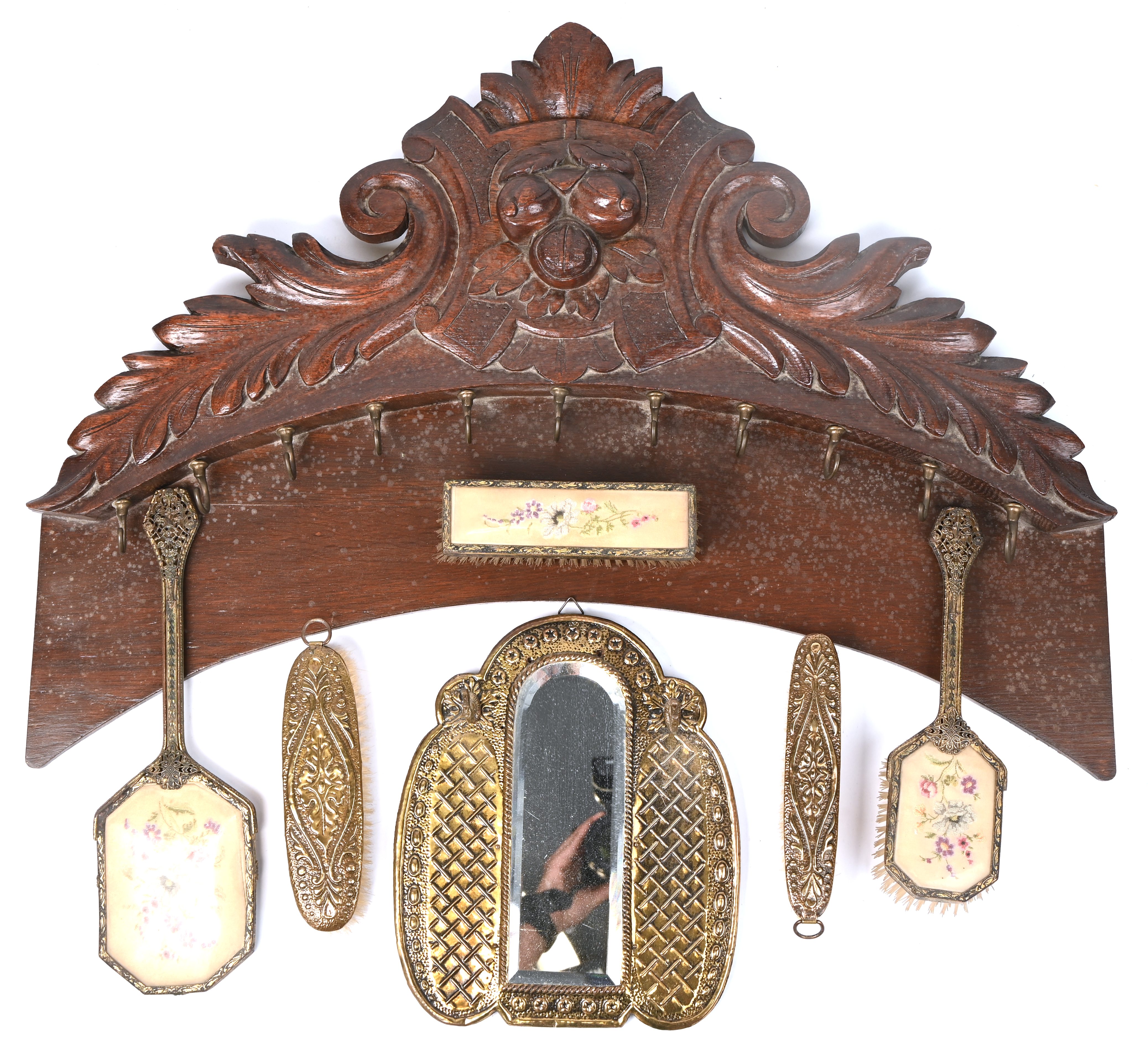 Een gevarieerd koperen lot bestaande uit een spiegeltje met 2 borstels en een handspiegel eveneens met 2 borstels Een gevarieerd koperen lot bestaande uit een spiegeltje met 2 borstels en een handspiegel eveneens met 2 borstels.