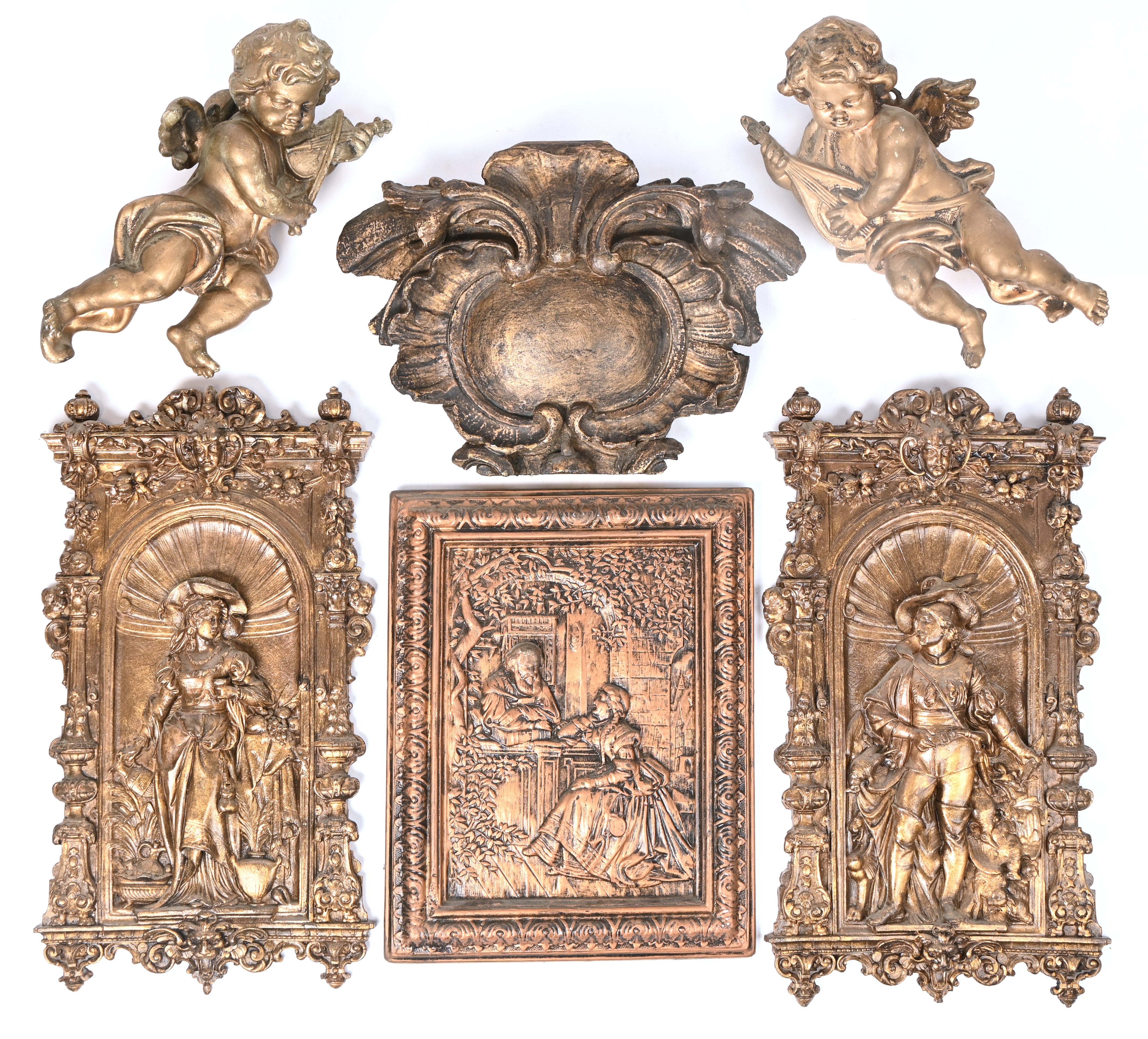 Een lot kunststof bestaande uit 3 bas-reliëfs en 2 engelen. Toegevoegd een houten sierstuk Een lot kunststof bestaande uit 3 bas-reliëfs en 2 engelen. Toegevoegd een houten sierstuk.