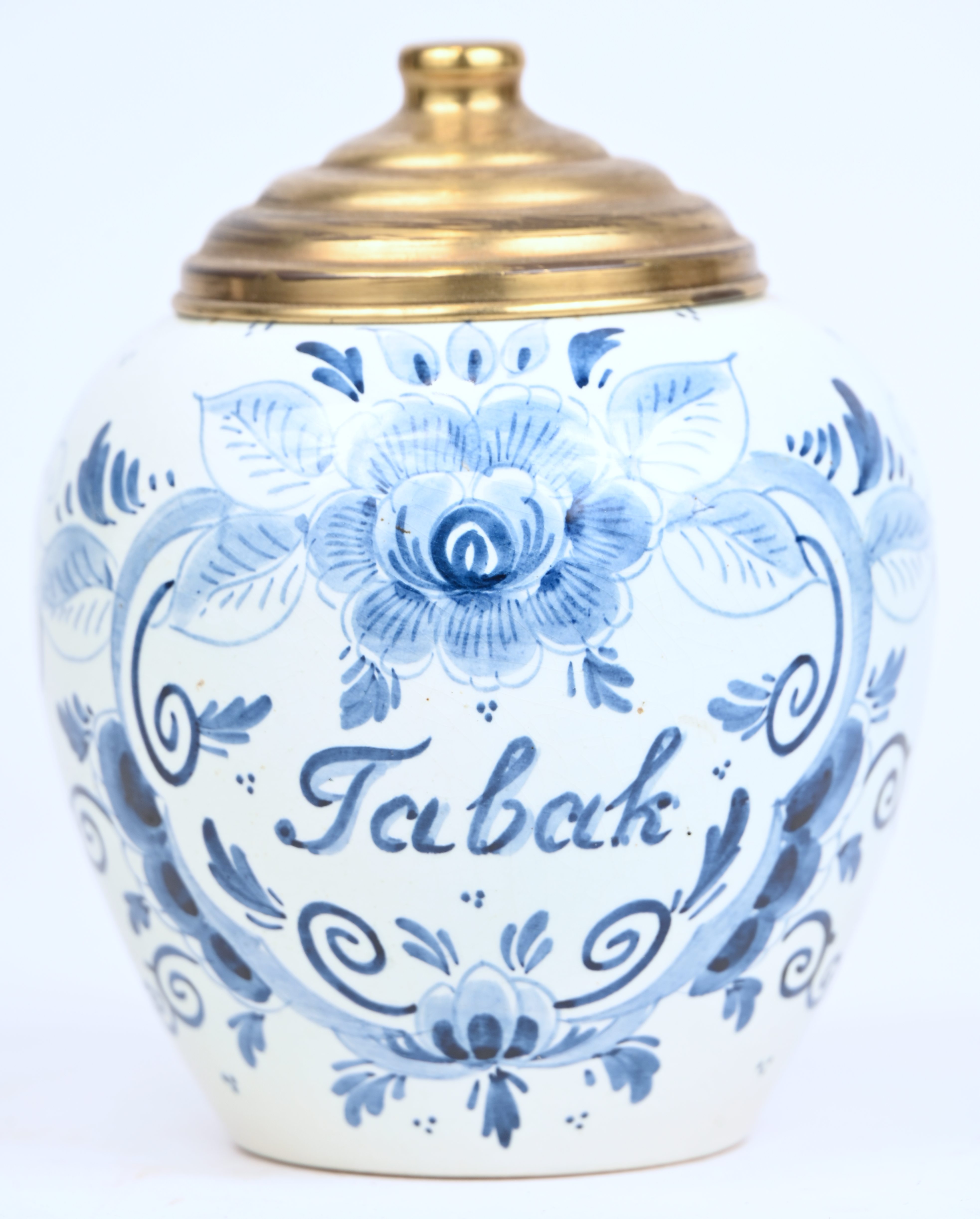 Enkele stuks kleinmeubel, kaders en een doos gevarieerd voor retour Enkele stuks kleinmeubel, kaders en een doos gevarieerd voor retour.