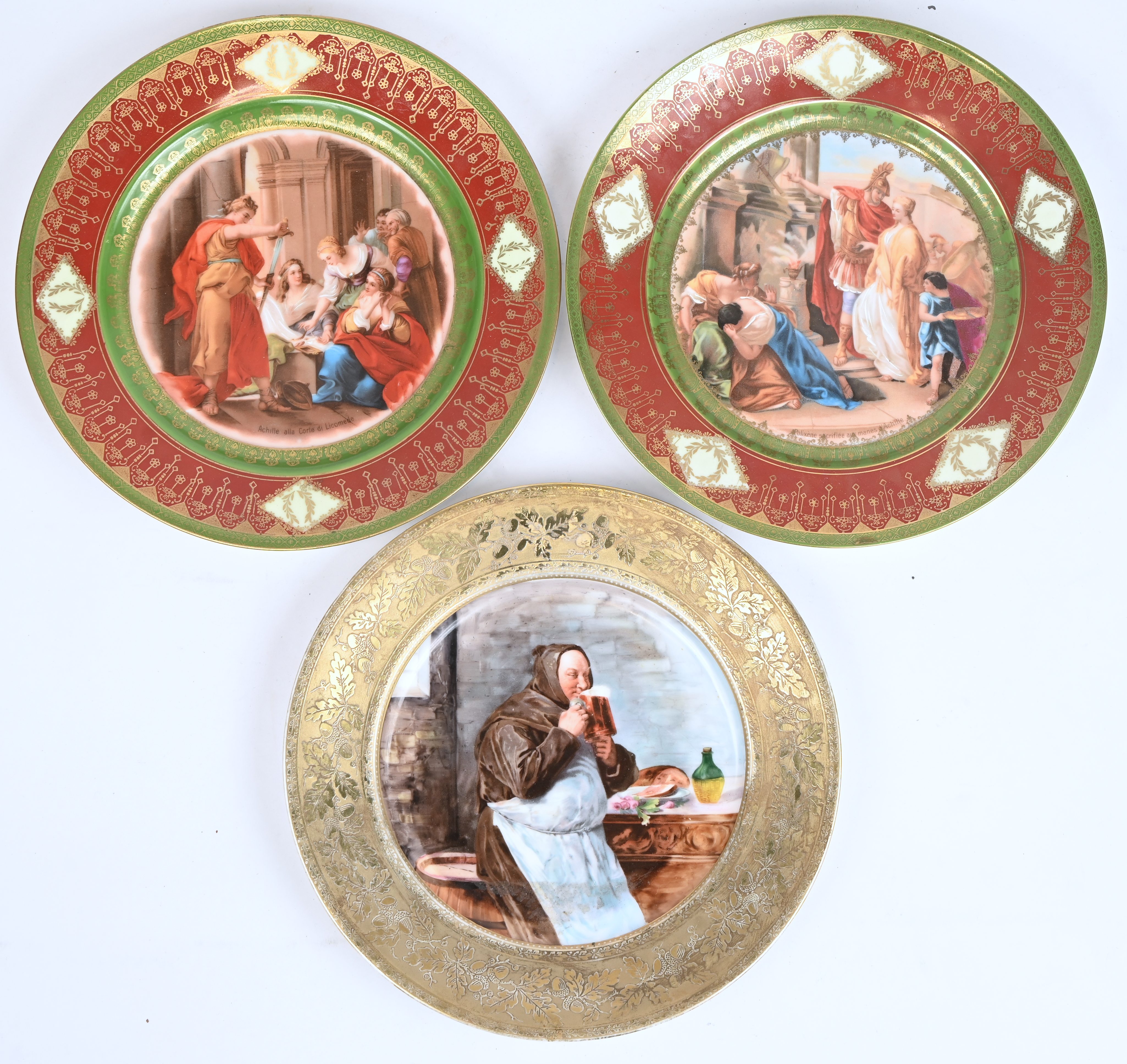 Drie verschillende porseleinen schotels met vergulde versiering naar Weens voorbeeld. Onderaan gemerkt Drie verschillende porseleinen schotels met vergulde versiering naar Weens voorbeeld. Onderaan gemerkt.