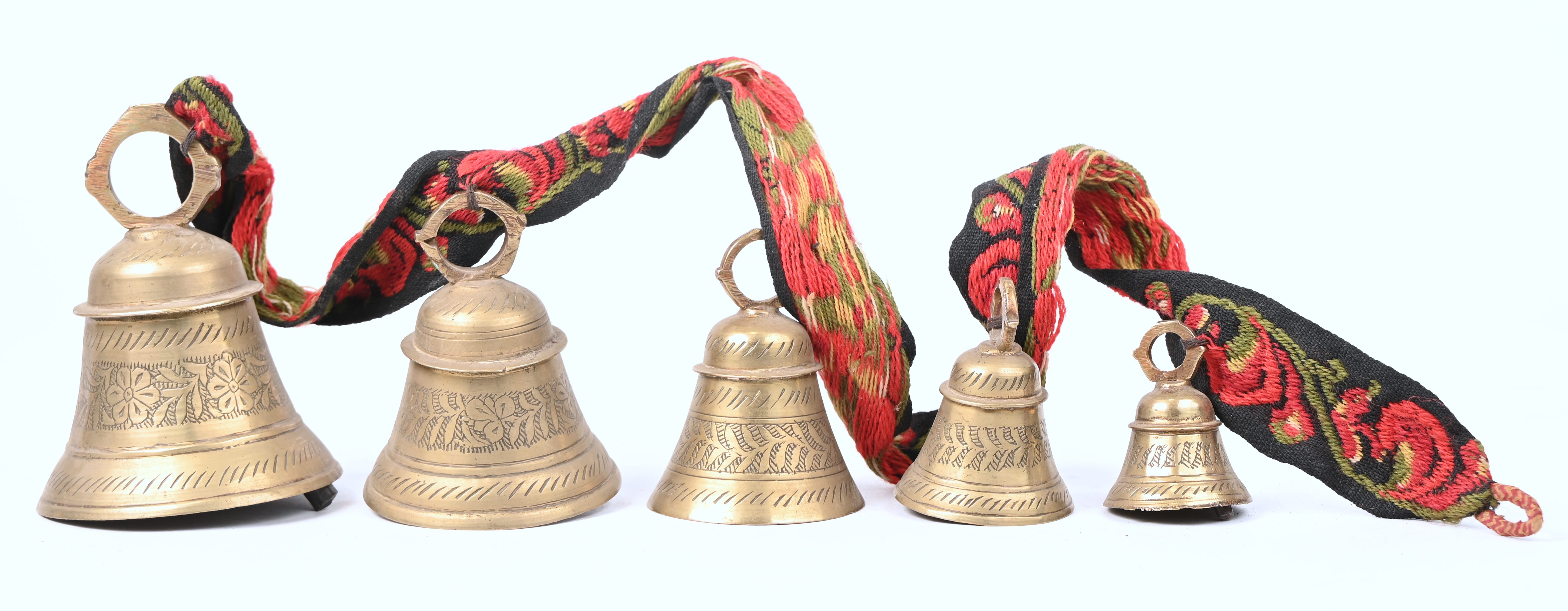 Vijf menssingen bellen van groot naar klein Vijf menssingen bellen van groot naar klein.