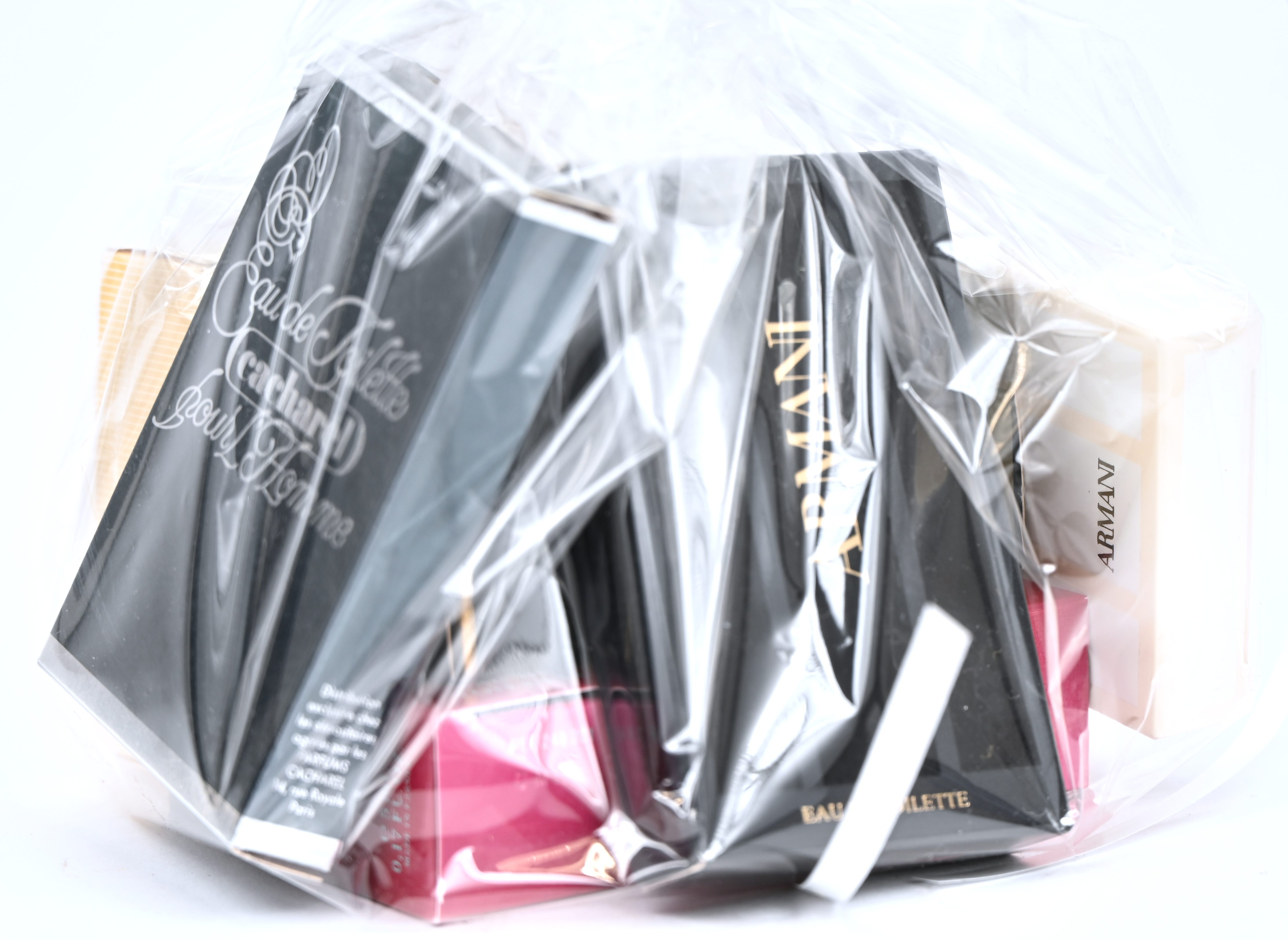 Een lot luxe parfumstalen van verschillende merken waaronder: Armani, Davidoff, Joop, Leonard, Van Cleef & Arpels, Versace. e. a Een lot luxe parfumstalen van verschillende merken waaronder: Armani, Davidoff, Joop, Leonard, Van Cleef & Arpels, Versace. e. a.