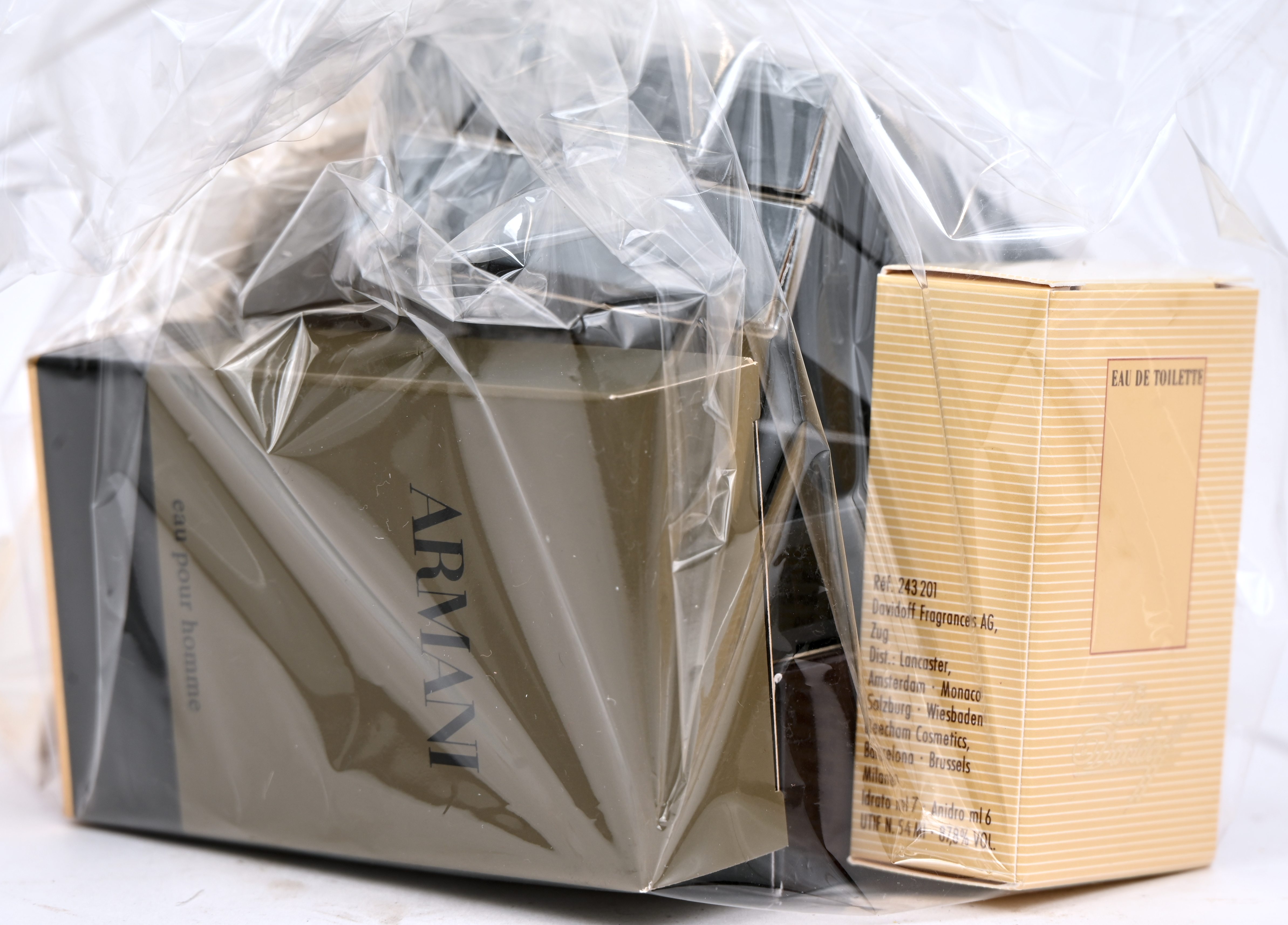 Een lot luxe parfumstalen van verschillende merken waaronder: Armani, Davidoff, Joop, Leonard, Van Cleef & Arpels, Versace. e. a Een lot luxe parfumstalen van verschillende merken waaronder: Armani, Davidoff, Joop, Leonard, Van Cleef & Arpels, Versace. e. a.