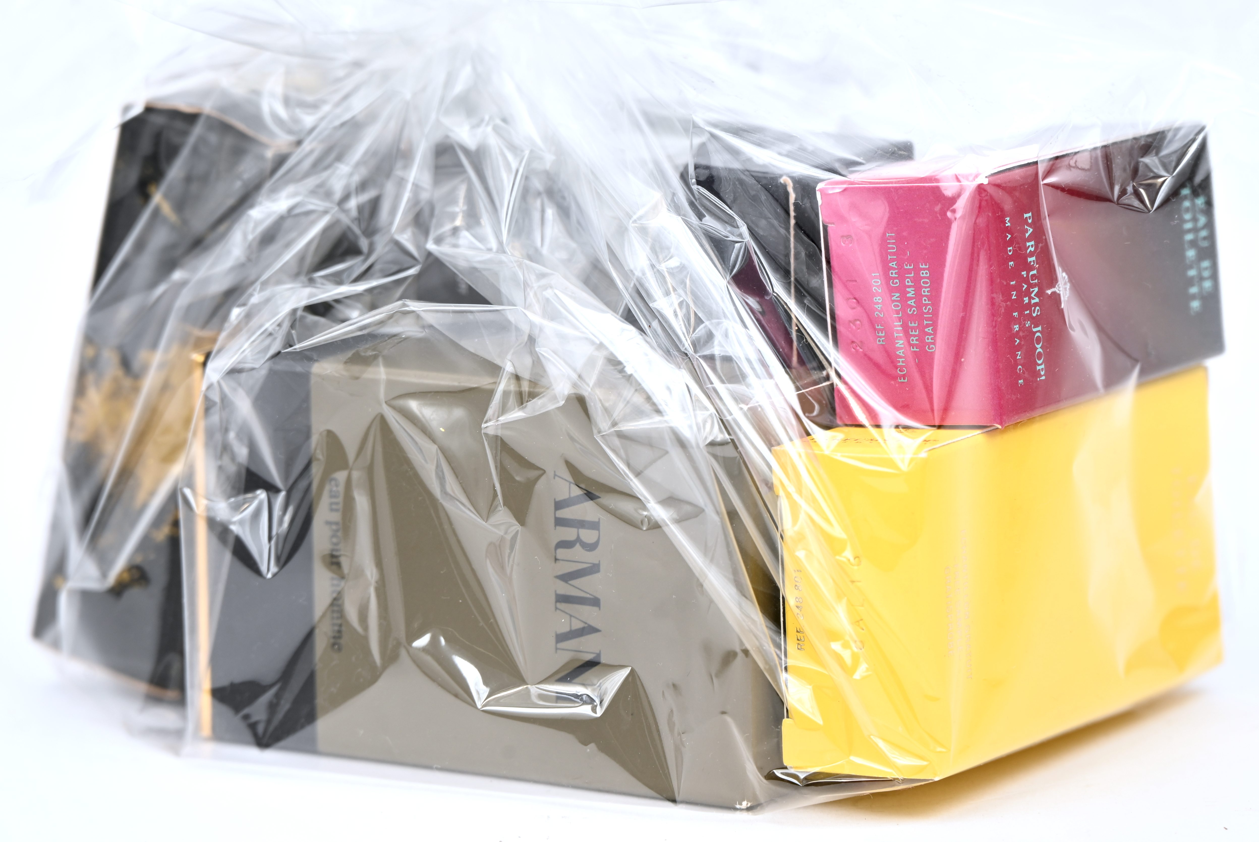 Een lot luxe parfumstalen van verschillende merken waaronder: Armani, Davidoff, Joop, Leonard, Van Cleef & Arpels, Versace. e. a Een lot luxe parfumstalen van verschillende merken waaronder: Armani, Davidoff, Joop, Leonard, Van Cleef & Arpels, Versace. e. a.