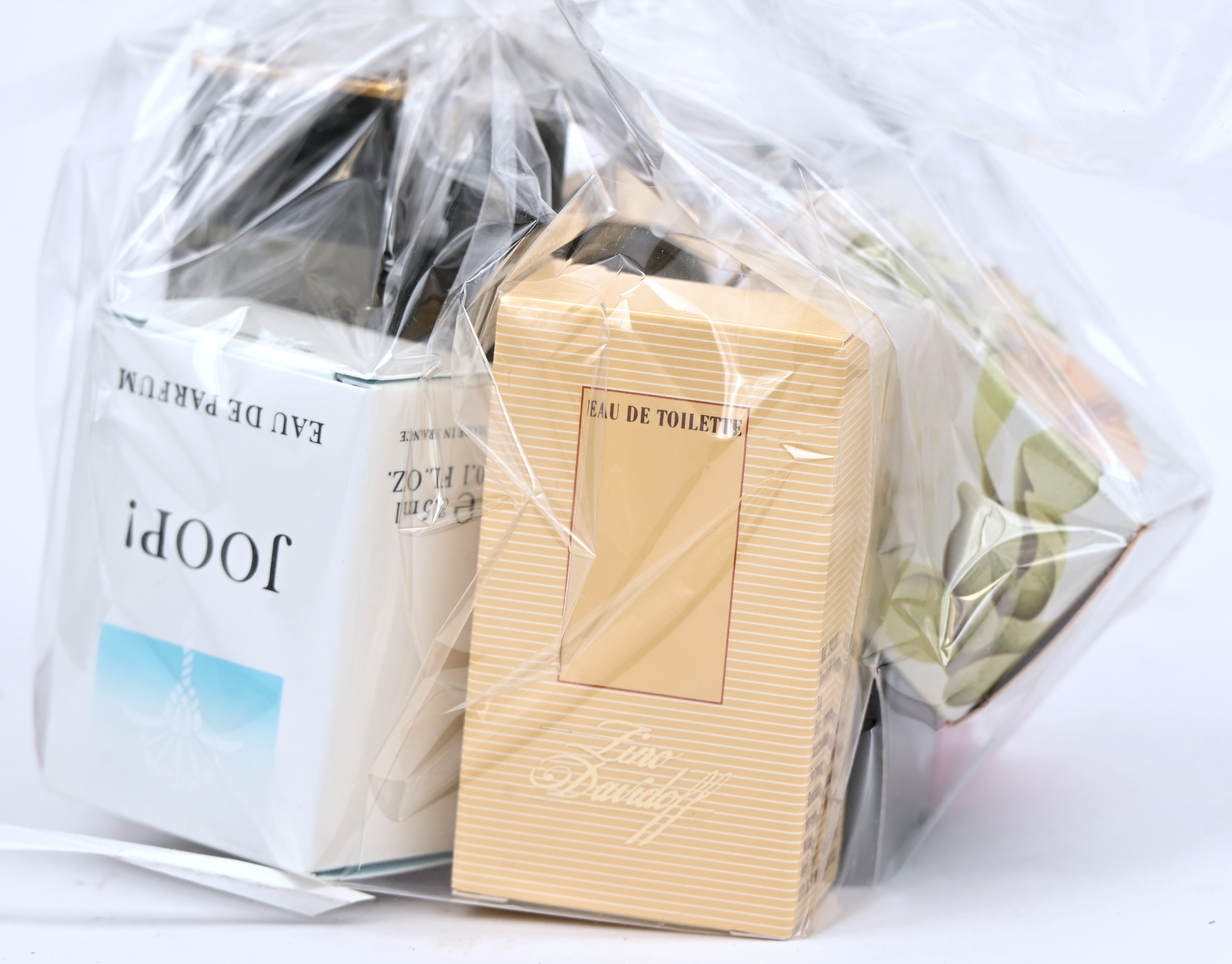 Een lot luxe parfumstalen van verschillende merken waaronder: Armani, Davidoff, Joop, Leonard, Van Cleef & Arpels, Versace. e. a Een lot luxe parfumstalen van verschillende merken waaronder: Armani, Davidoff, Joop, Leonard, Van Cleef & Arpels, Versace. e. a.