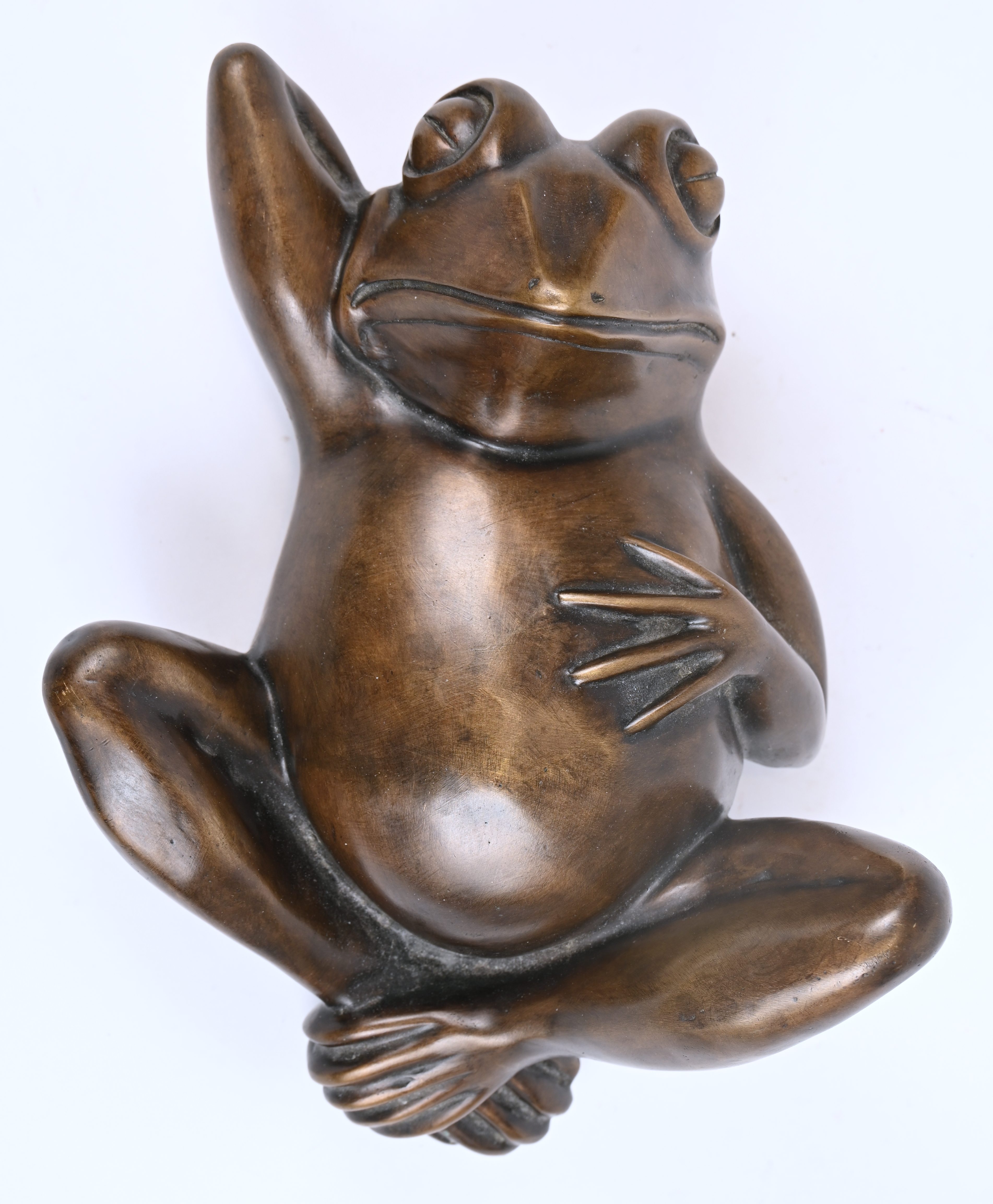 “Slapende kikker”, een beeld in kunstbrons “Slapende kikker”, een beeld in kunstbrons.