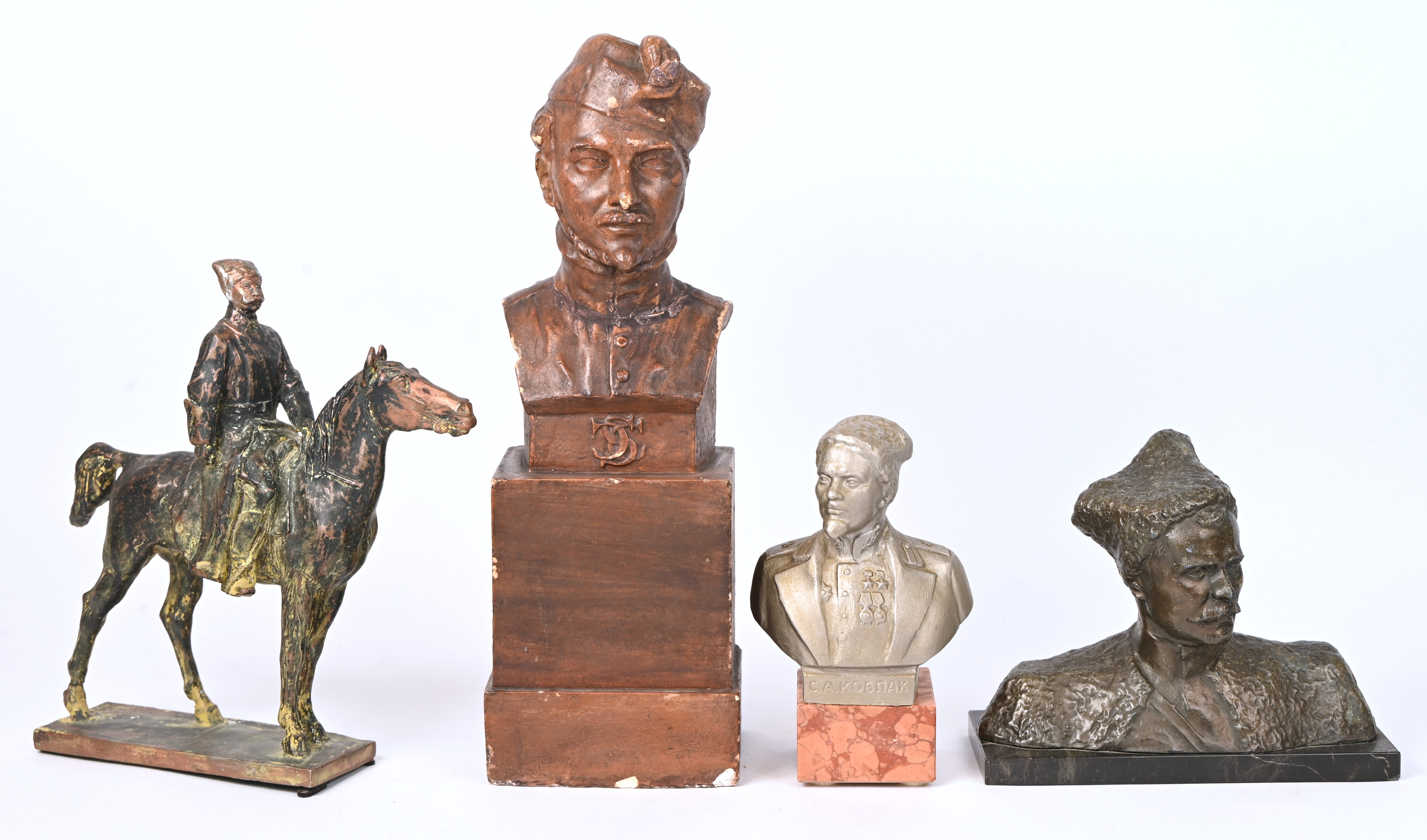 Een lot van 3 bustes in diverse materialen met als onderwerp Kozakken, alsook een Kozak te paard, brons, aluminium en plaaster Een lot van 3 bustes in diverse materialen met als onderwerp Kozakken, alsook een Kozak te paard, brons, aluminium en plaaster.