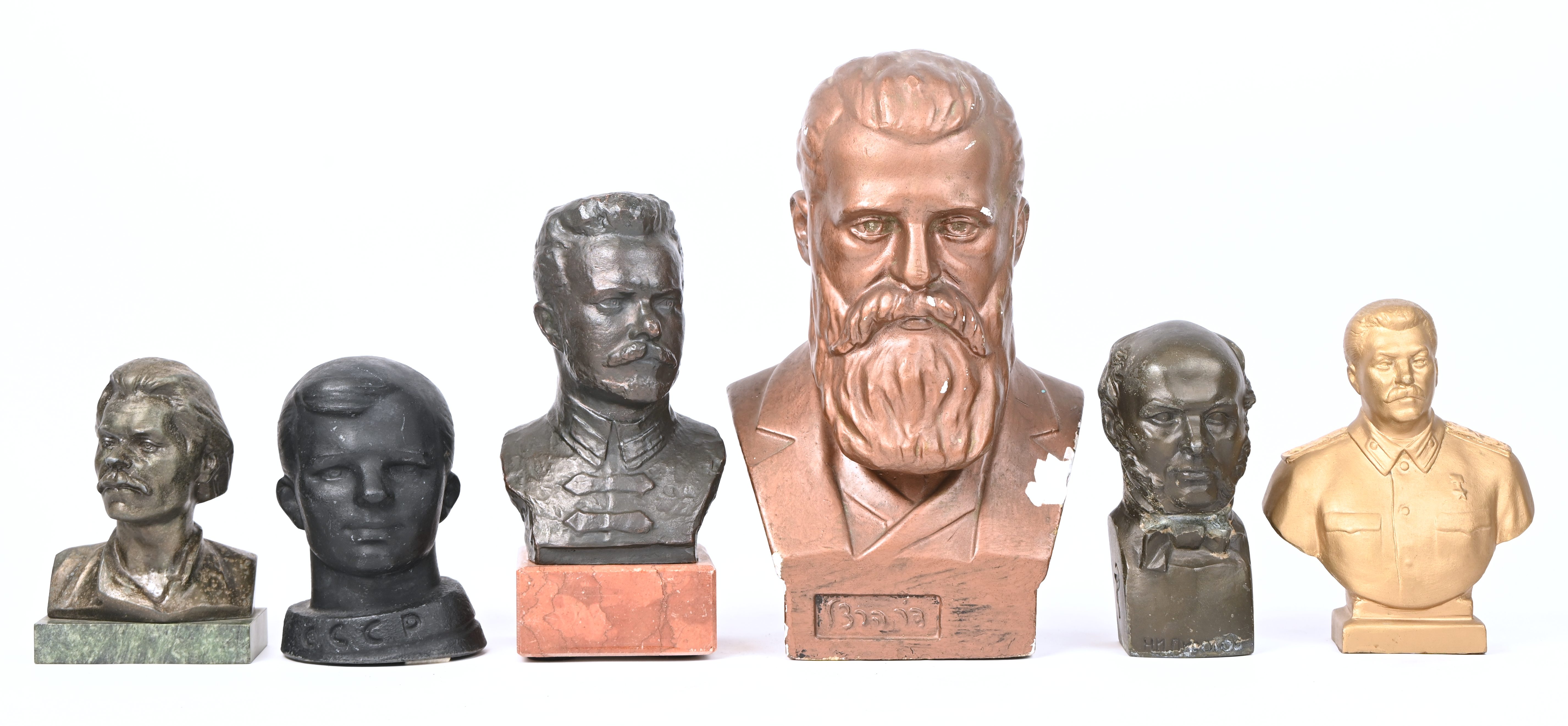 Een lot van 6 bustes in diverse materialen met als onderwerp bekende Russen, zamak en plaaster Een lot van 6 bustes in diverse materialen met als onderwerp bekende Russen, zamak en plaaster.