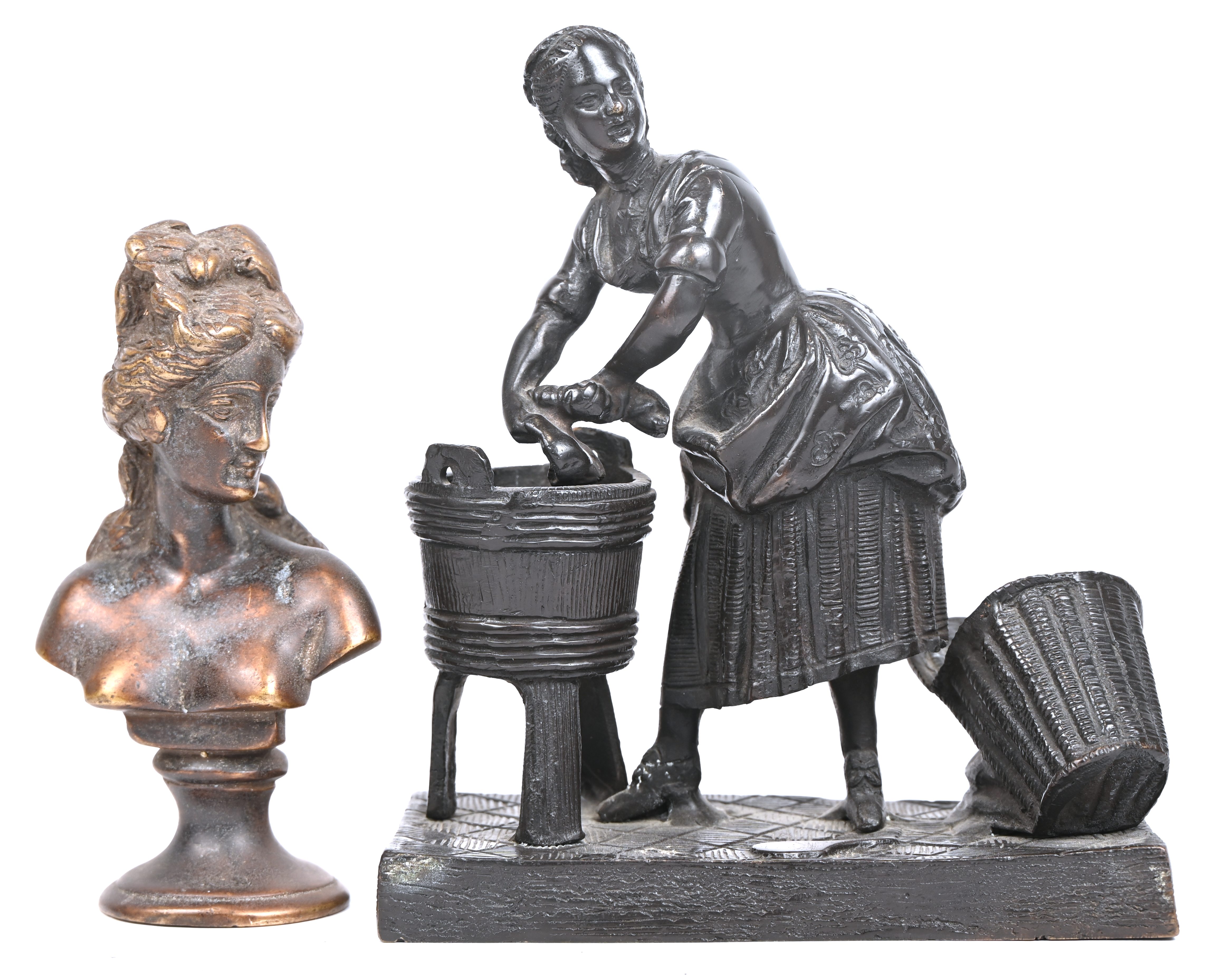 Een gevarieerd lot bestaande uit een bronzen damesbuste en een dame aan de wastobbe in metaal Een gevarieerd lot bestaande uit een bronzen damesbuste en een dame aan de wastobbe in metaal.