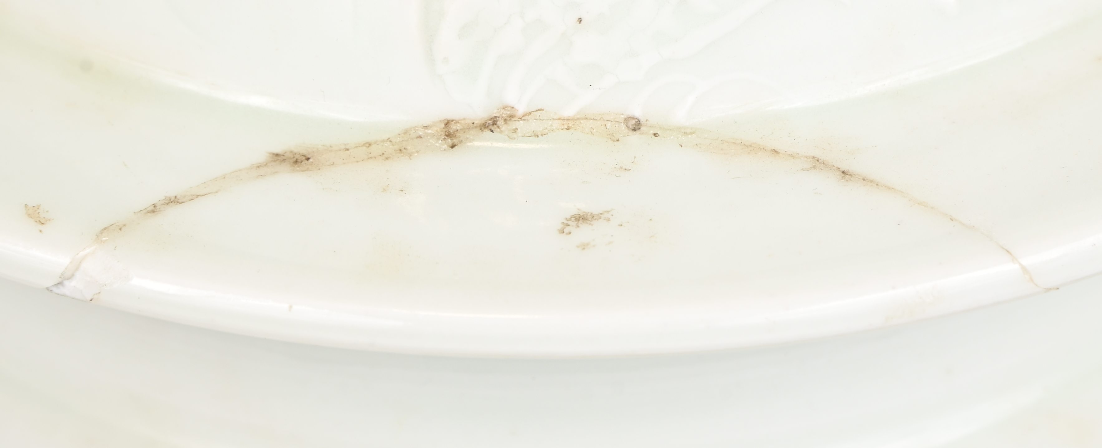 Een Chinese dekselvaas, blanc-de Chine, met een decor van bloesems en vogels. Deksel gelijmd Een Chinese dekselvaas, blanc-de Chine, met een decor van bloesems en vogels. Deksel gelijmd.