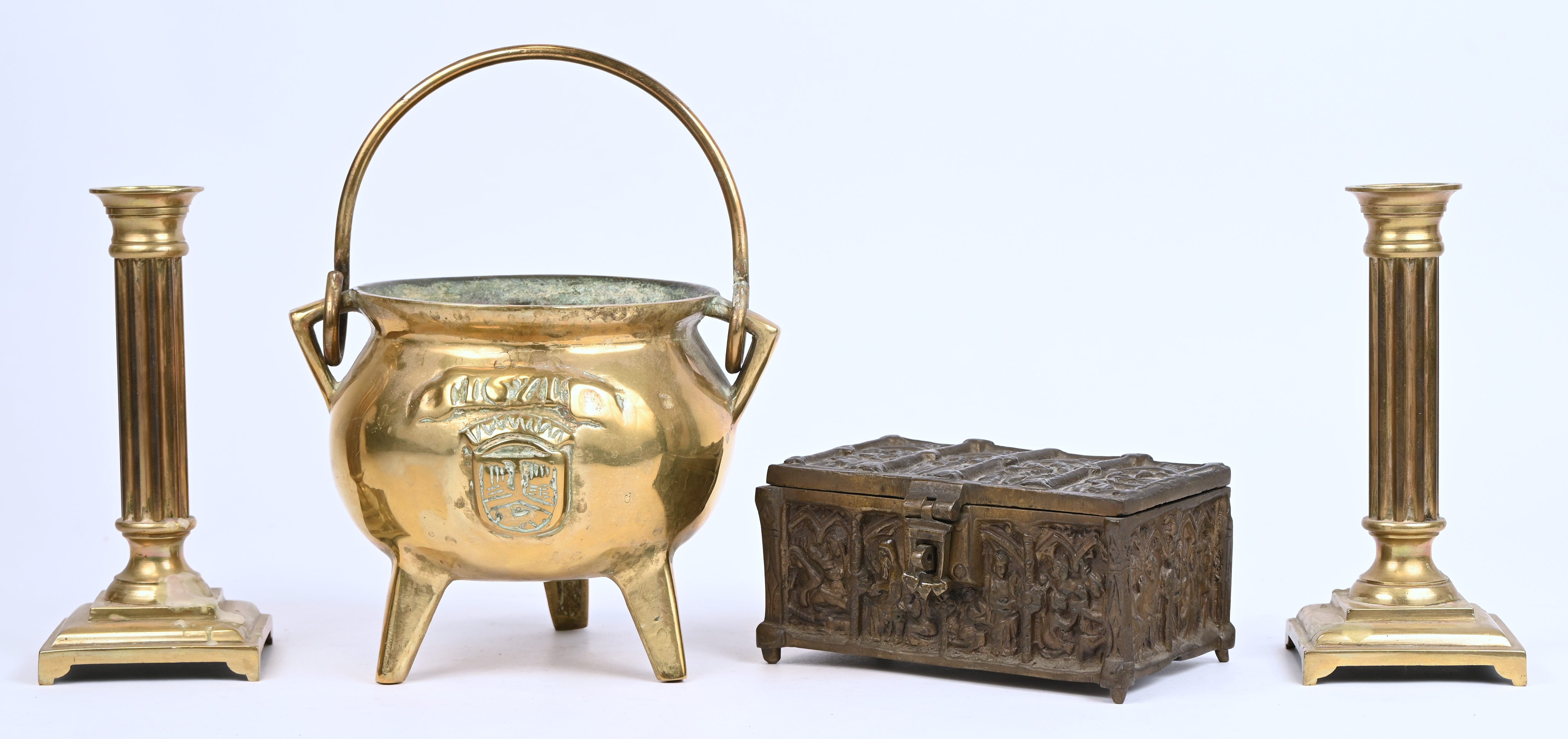 Een gevarieerd lot bestaande uit een bronzen ketel en kistje, en een set messing kandelaars 1 Een gevarieerd lot bestaande uit een bronzen ketel en kistje, en een set messing kandelaars