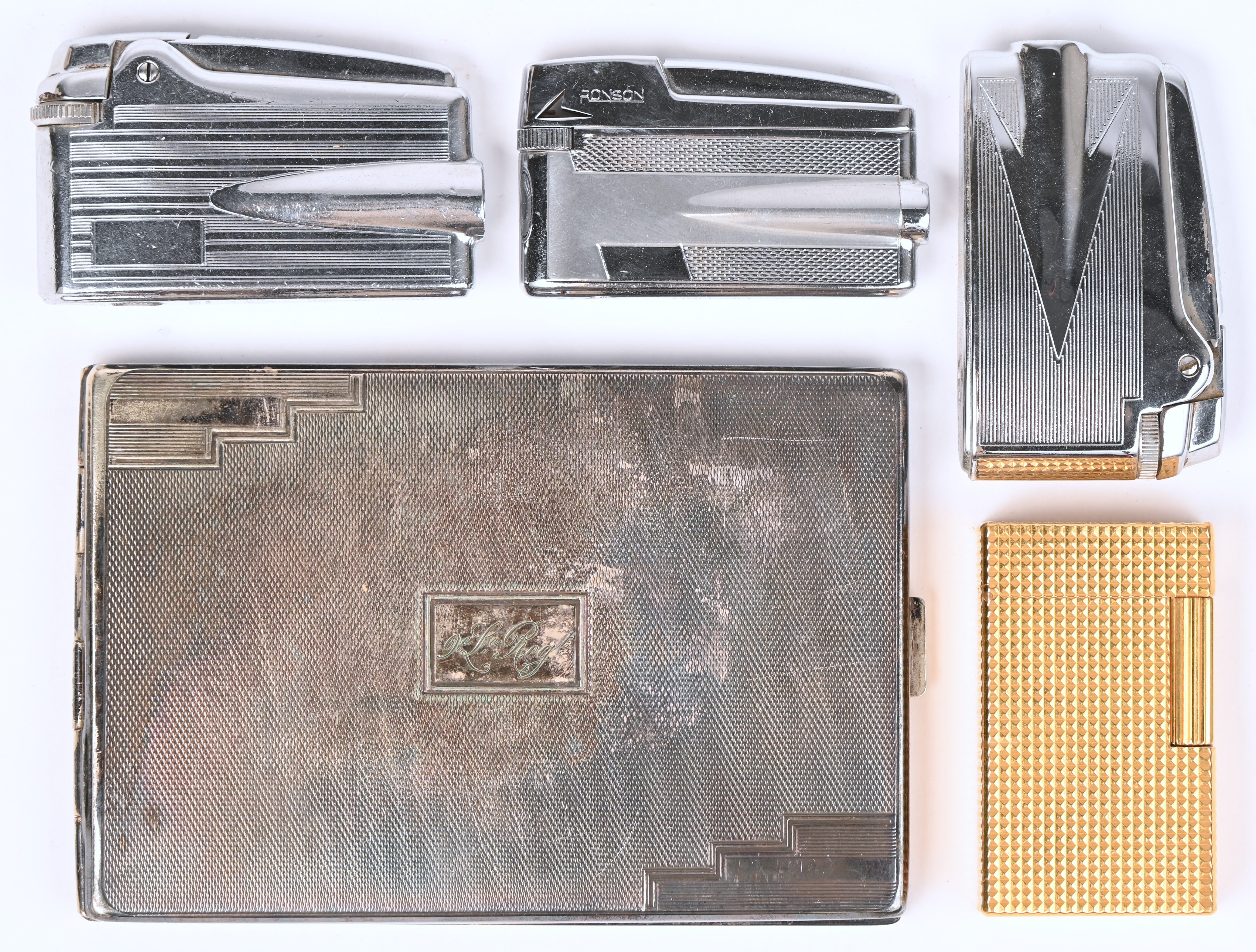 Een lot van 4 vintage aanstekers, 3 x Ronson en 1 vergulde Dupont, toegevoegd een verzilverde sigarettenkoker Een lot van 4 vintage aanstekers, 3 x Ronson en 1 vergulde Dupont, toegevoegd een verzilverde sigarettenkoker.